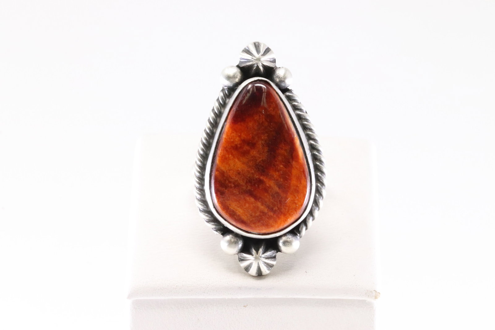 Native America Navajo Sterling Silver Spiny Oyster Ring By Dixon.: This is a Native America Navajo Sterling Silver Spiny Oyster Ring By Dixon. Ring size: 6.50.