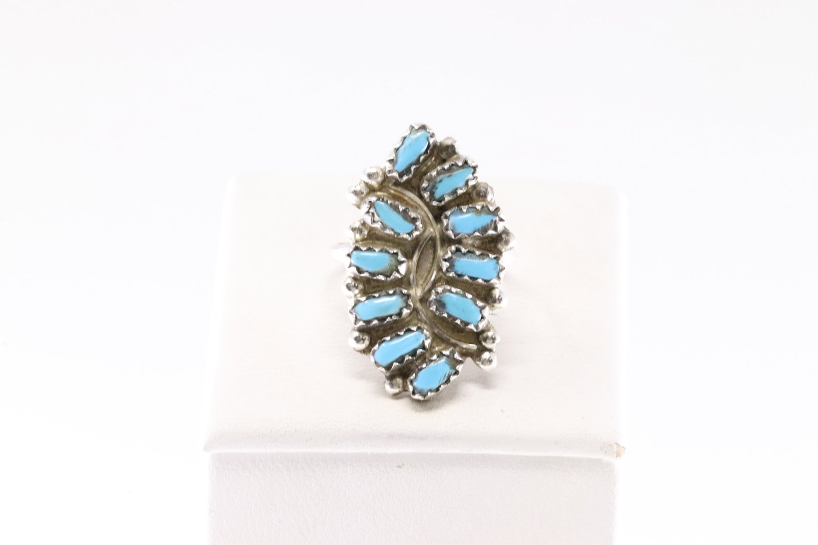 America Sterling Silver Turquoise Ring.: This is a America Sterling Silver Turquoise Ring. Ring size: 5.00.