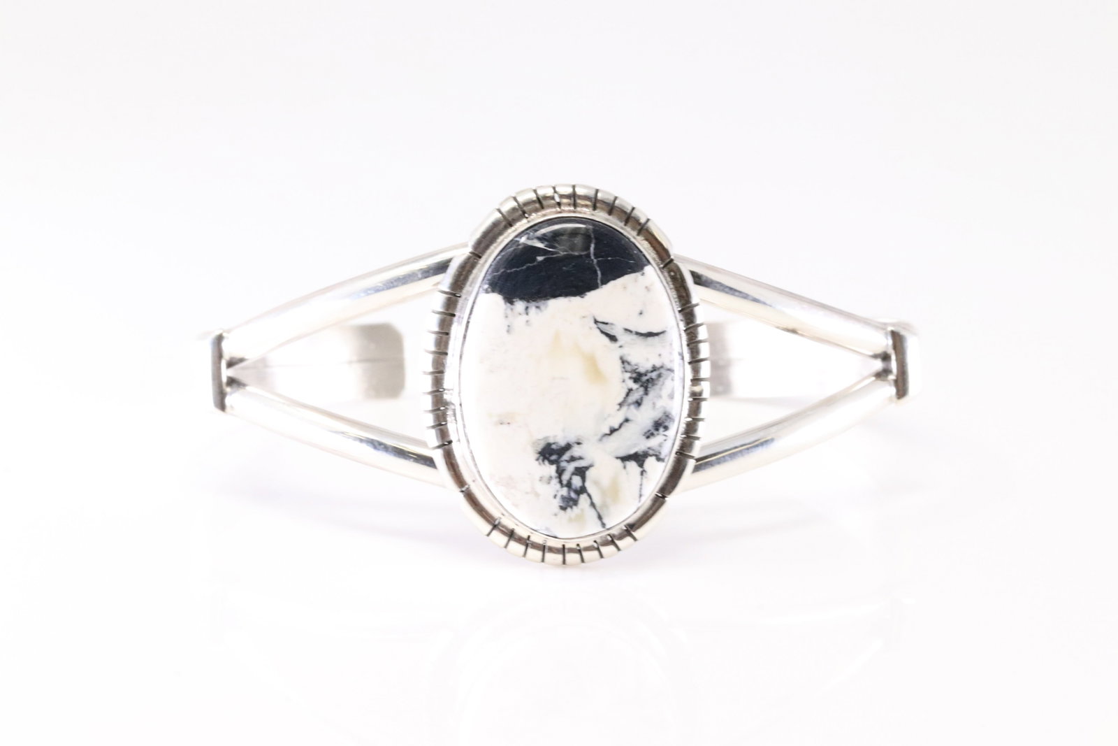 Native America Navajo Sterling Silver White Buffalo Bracelet Cuff By S.E.: This is a Native America Navajo Sterling Silver White Buffalo Bracelet Cuff By S.E. Stamp SE.