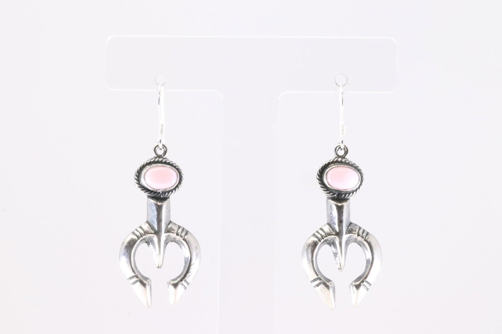 America Sterling Silver Pink Conch Shell Naja Dangling Earring's.: This is a America Sterling Silver Pink Conch Shell Naja Dangling Earring's.