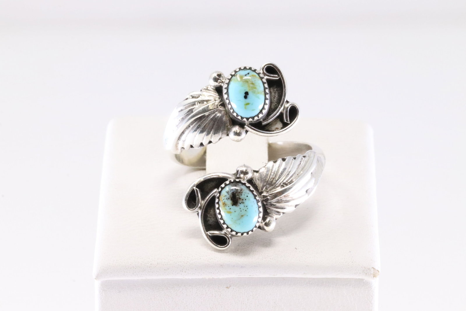 America Navajo Sterling Silver Turquoise Ring.: This is a America Navajo Sterling Silver Turquoise Ring. Ring size: 8.00.