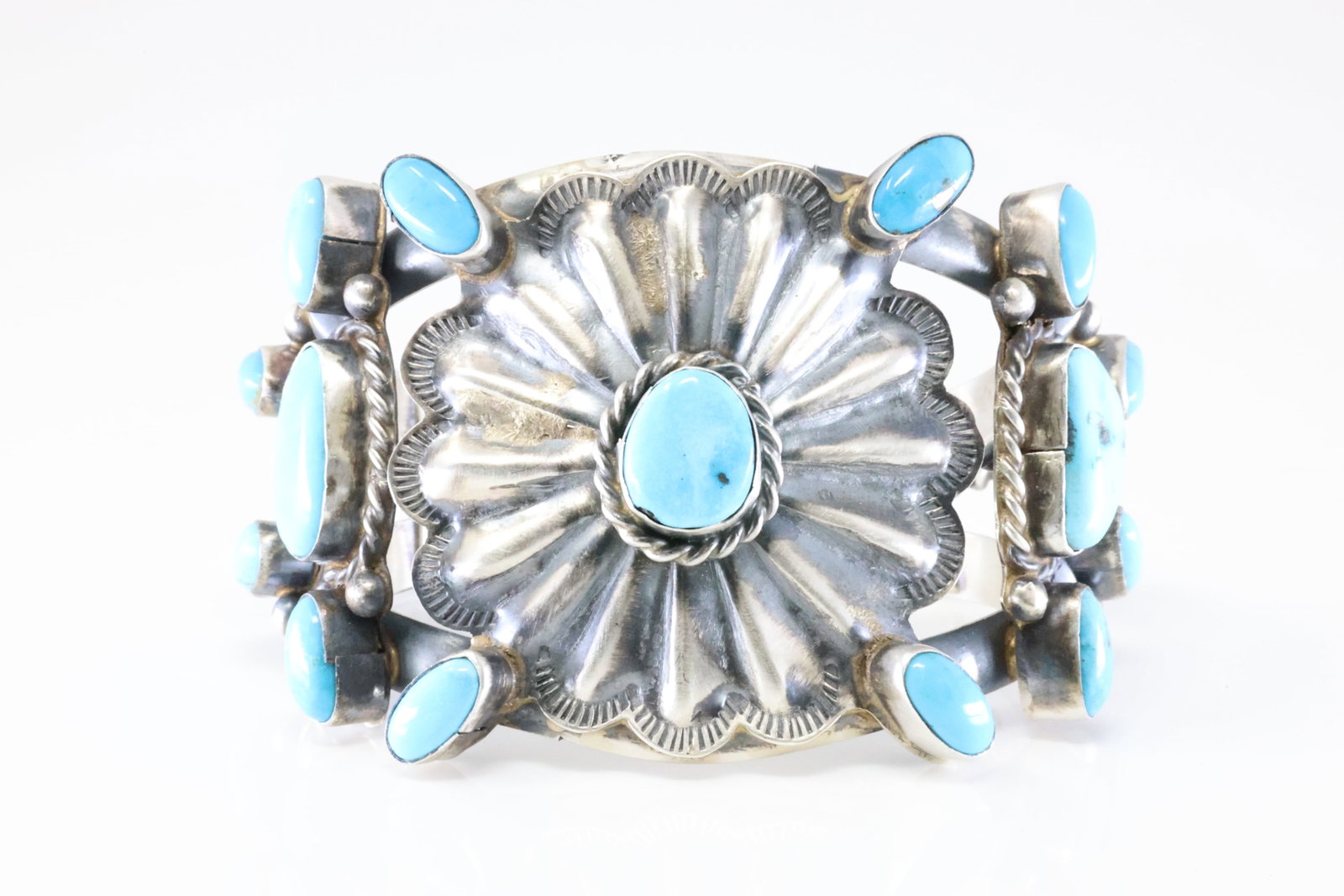 Native America Navajo Sterling Silver Kingman Turquoise Bracelet Cuff By Wilson Dawes.: This is a Native America Navajo Sterling Silver Kingman Turquoise Bracelet Cuff By Wilson Dawes. Stamp WD. Total Weight: 65.75 Grams.