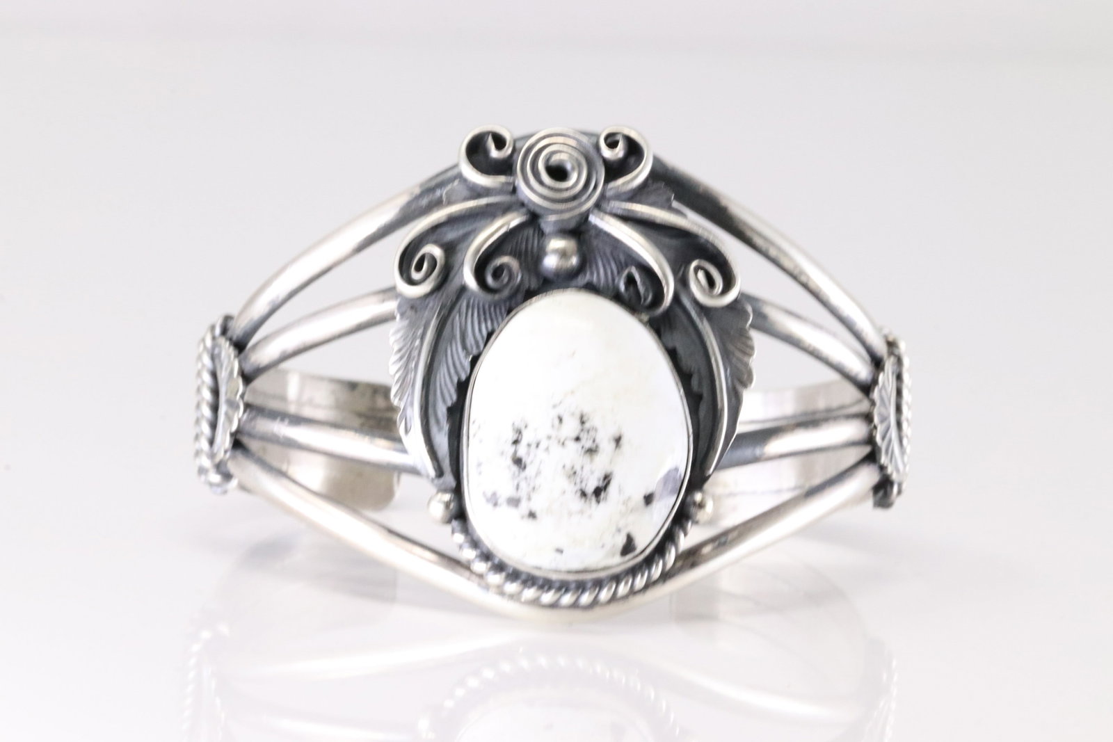 Native America Navajo Sterling Silver White Buffalo Bracelet Cuff By Jimmy Lee.: This is a Native America Navajo Sterling Silver White Buffalo Bracelet Cuff By Jimmy Lee. Stamp Jimmy Lee.