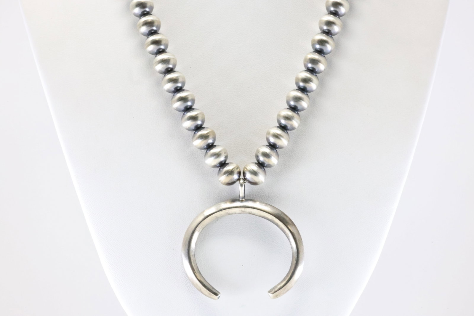 Native America Navajo Sterling Silver Pearl Beaded Naja Necklace By Eugene Gruber.: This is a Native America Navajo Sterling Silver Pearl Beaded Naja Necklace By Eugene Gruber. Stamp E.D.G. Necklace length: 18.00"