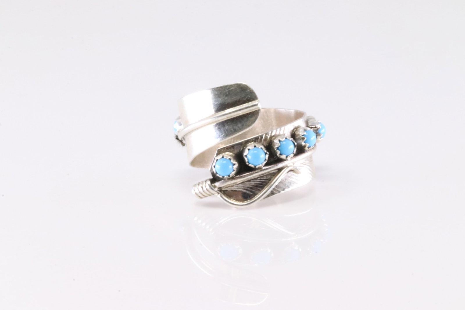 Native America Sterling Silver Turquoise Feather Ring.: This is a Native America Sterling Silver Turquoise Feather Ring. Ring size: 7.50.