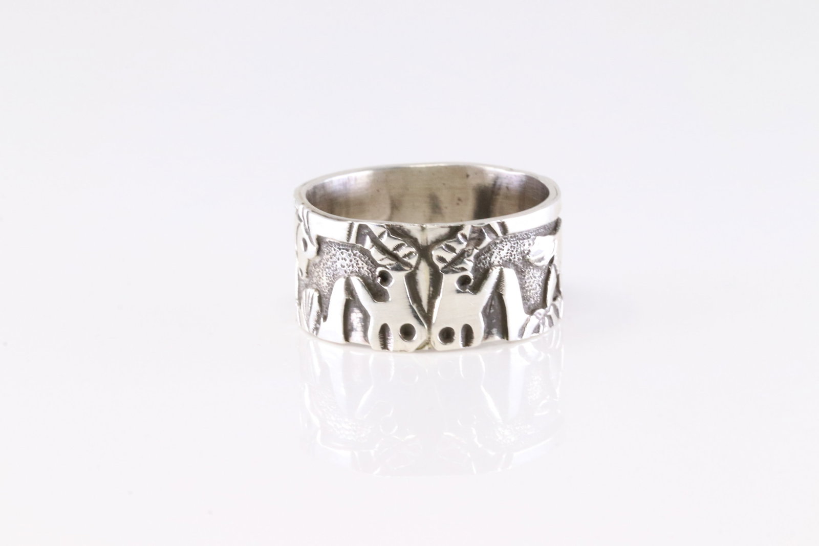 Native America Navajo Sterling Silver Horses Design Ring.: This is a Native America Navajo Sterling Silver Horses Design Ring. Ring size: 9.00.