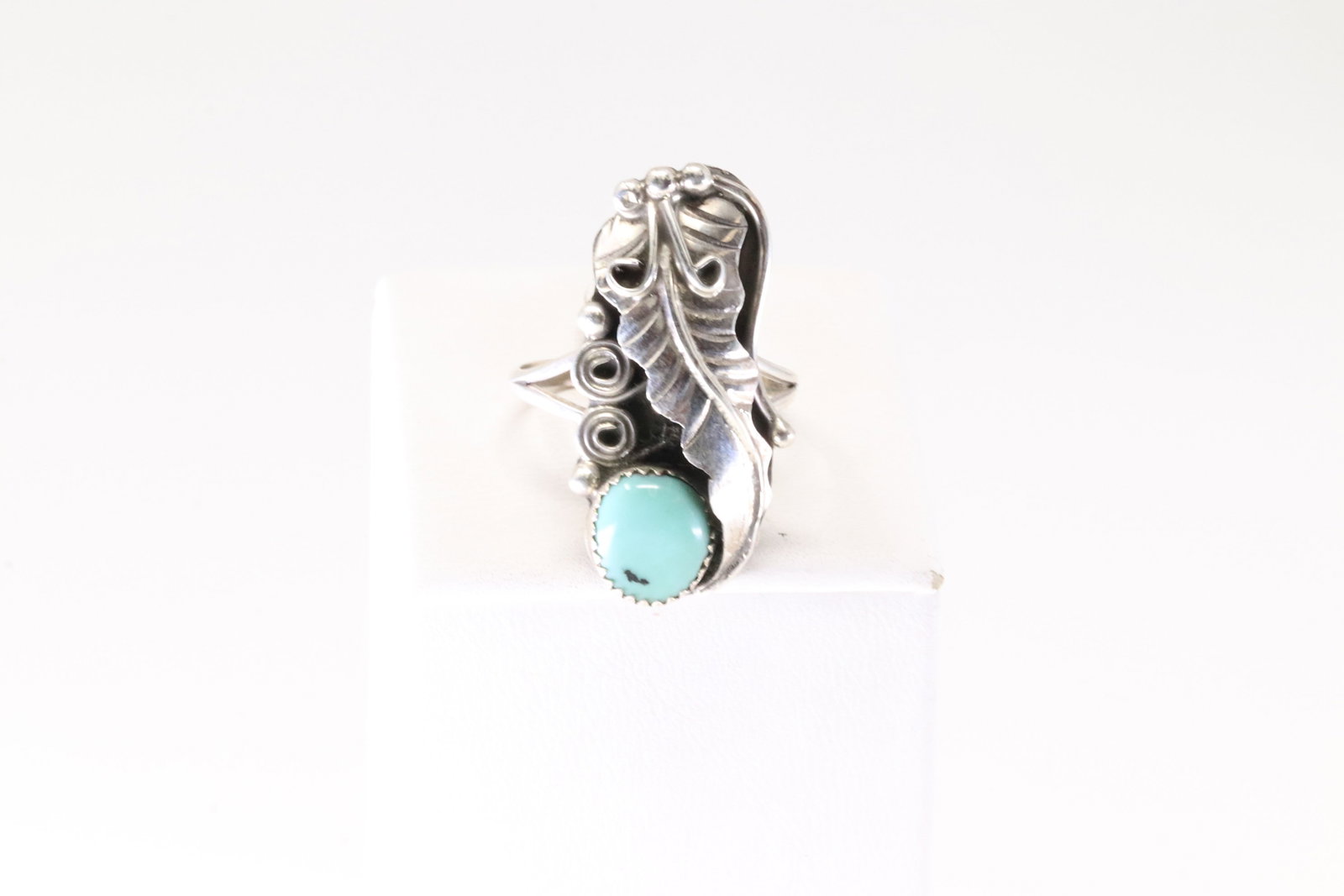 Native America Navajo Sterling Silver Turquoise Feather Ring By RM.: This is a Native America Navajo Sterling Silver Turquoise Feather Ring By RM. Stamp RM. Ring Size: 9.00.