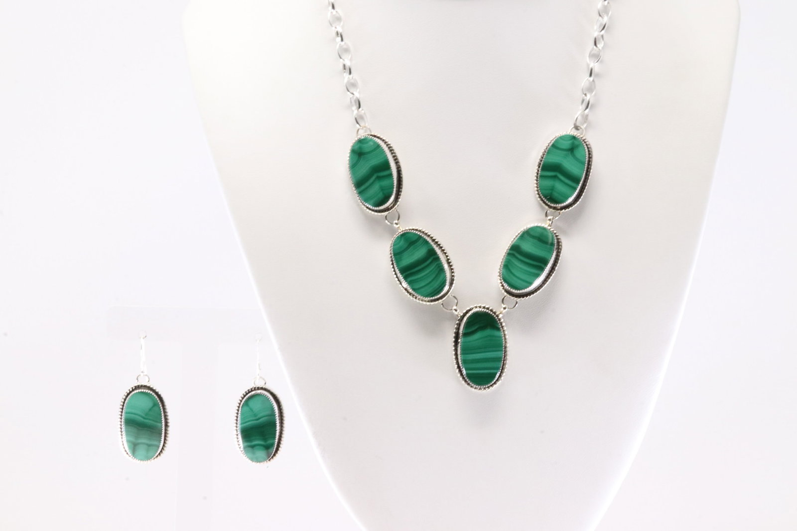Native America Navajo Sterling Silver Green Malachite Stone Necklace & Earring's Set By J.Begay.: This is a Native America Navajo Sterling Silver Green Malachite Stone Necklace & Earring's Set By J.Begay. Necklace length: 18.00"