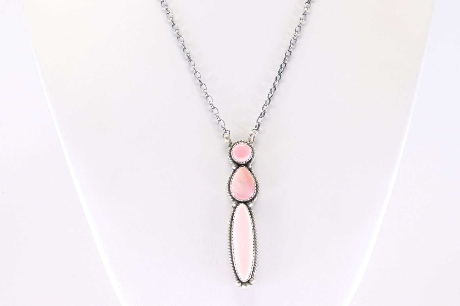 Native America Navajo Sterling Silver Pink Conch Shell Necklace By Freda Martinez.: This is a Native America Navajo Sterling Silver Pink Conch Shell Necklace By Freda Martinez. Necklace length: 16.00"