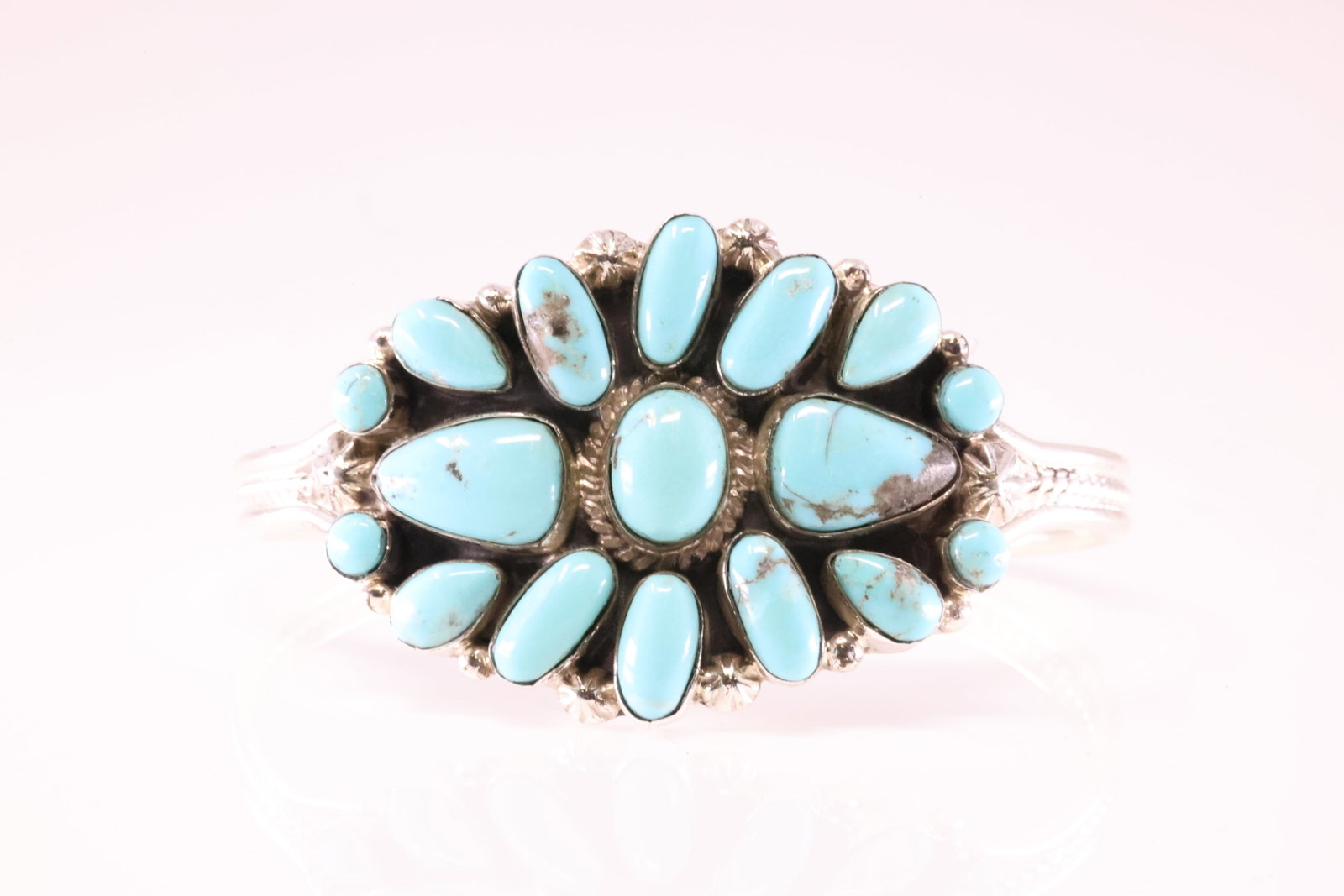 American Sterling Silver Kingman Turquoise Bracelet Cuff.: This is a American Sterling Silver Kingman Turquoise Bracelet Cuff.