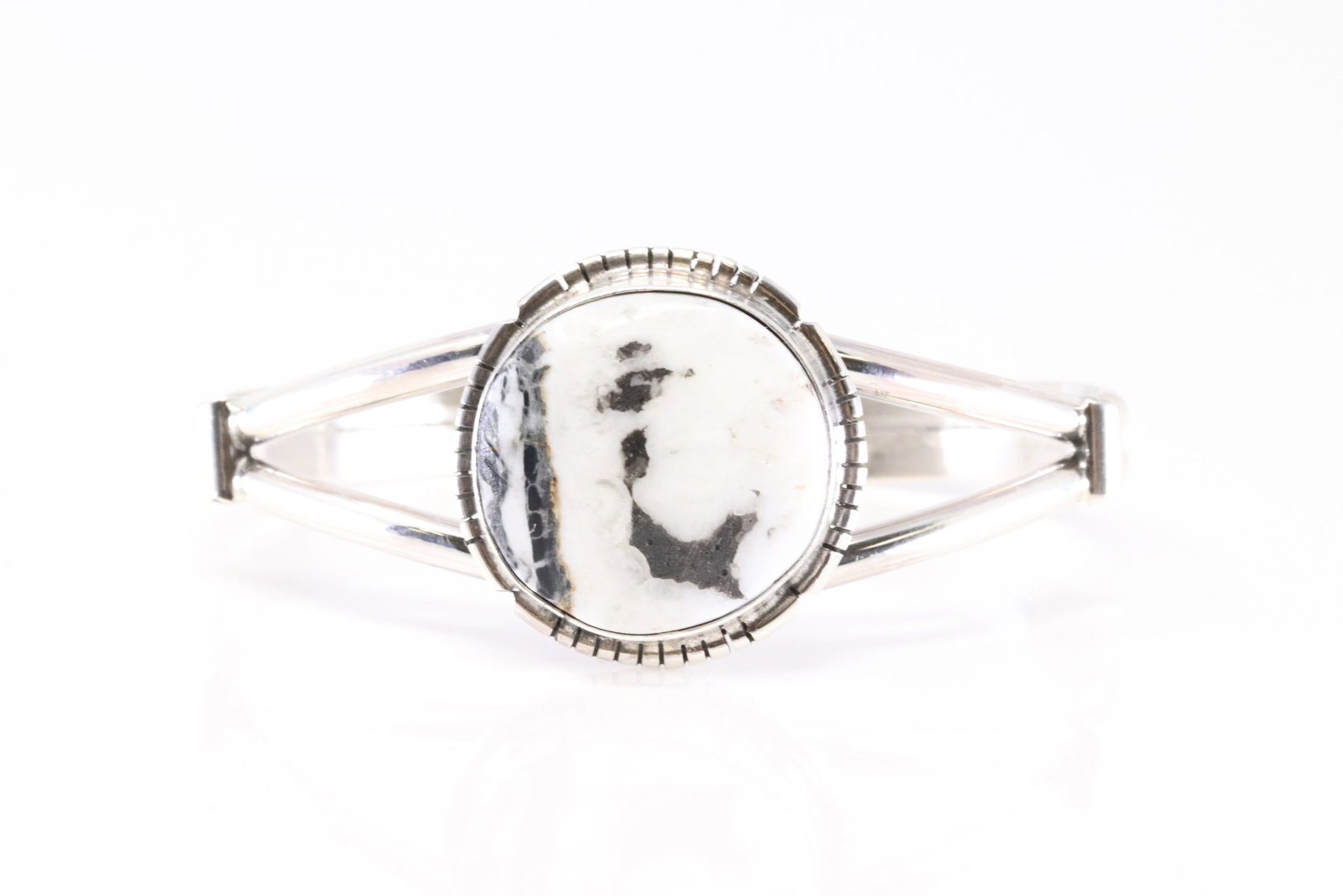 Native American Navajo Sterling Silver White Buffalo Bracelet Cuff By SE.: This is a Native American Navajo Sterling Silver White Buffalo Bracelet Cuff By SE. Stamp SE.