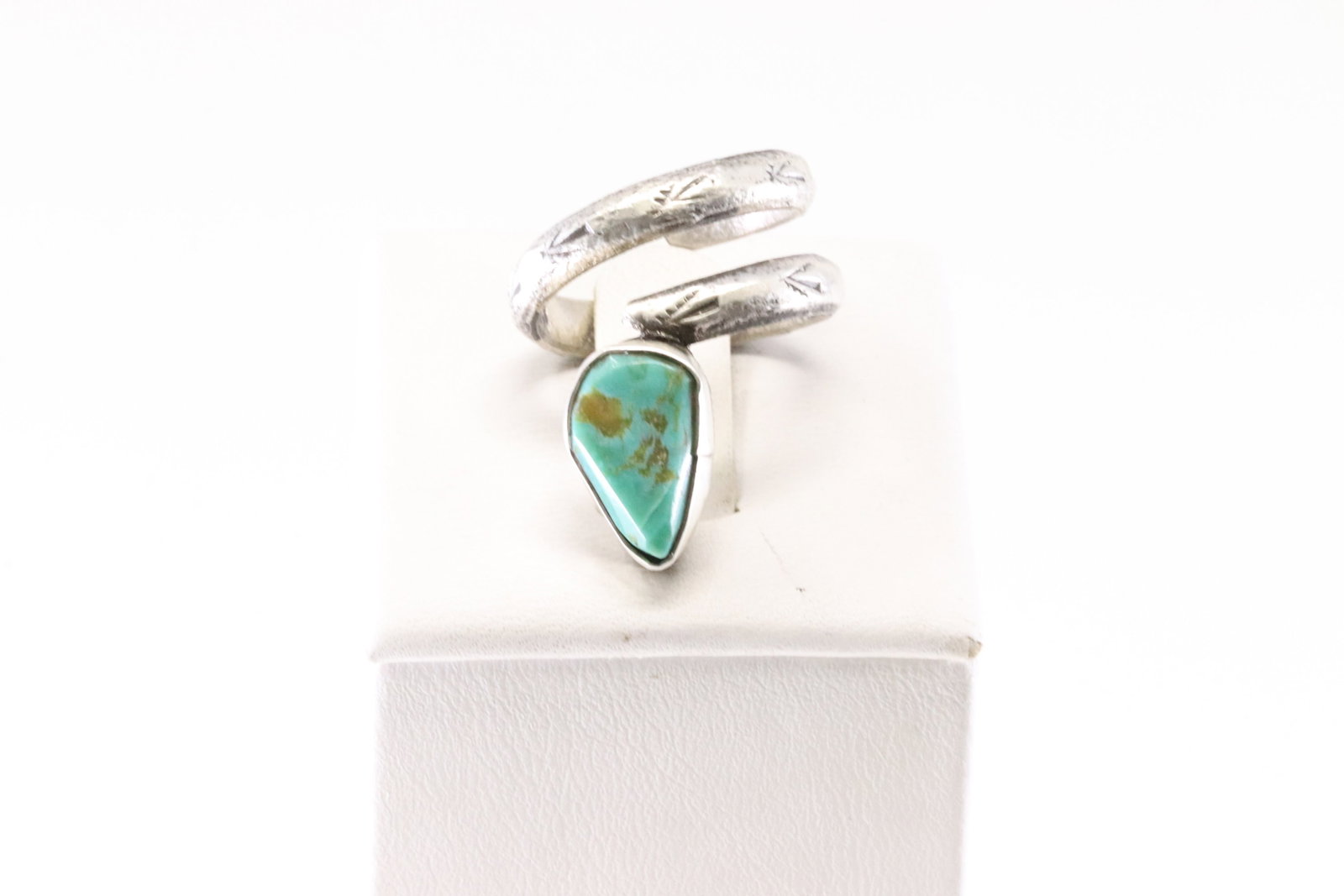 Native America Zuni Sterling Silver Turquoise Ring By Jude Candelaria.: This is a Native America Zuni Sterling Silver Turquoise Ring By Jude Candelaria. Stamp Jude Candelaria. Ring Size: 6.00.