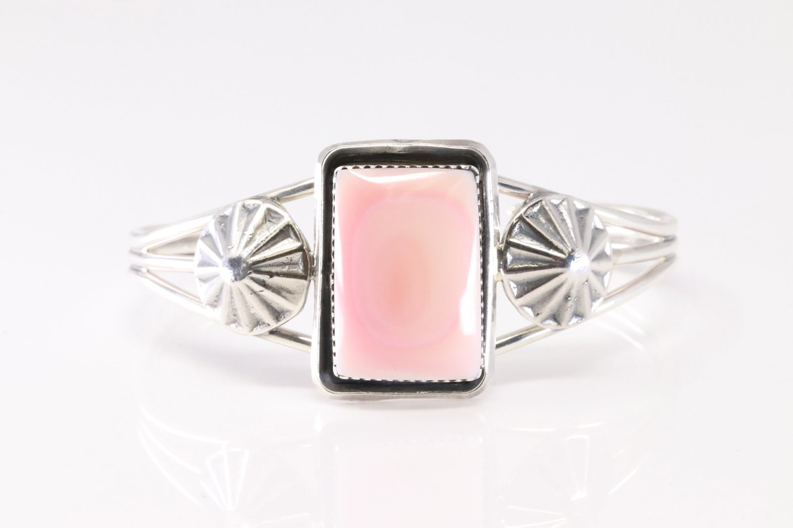 America Sterling Silver Pink Conch Bracelet Cuff.: This is a America Sterling Silver Pink Conch Bracelet Cuff.