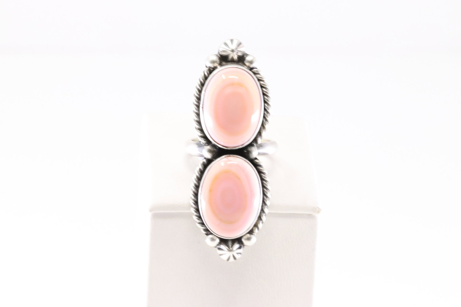 Native America Navajo Sterling Silver Pink Conch Ring By Eugene Belone.: This is a Native America Navajo Sterling Silver Pink Conch Ring By Eugene Belone. Stamp Eugene Belone. Ring Size: 8.00.