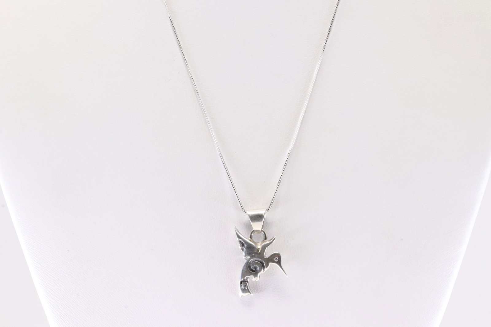 Native America Navajo Sterling Silver Hummingbird Pendant with A 925 Necklace By E.R.: This is a Native America Navajo Sterling Silver Hummingbird Pendant with A 925 Necklace By E.R. Necklace length: 18.00"