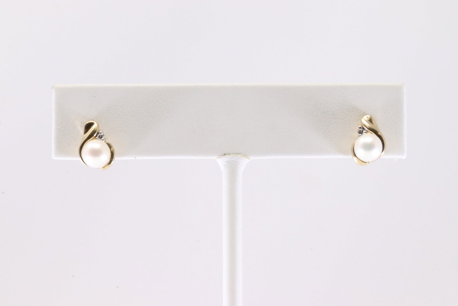 Pearl & Diamond Stud Earring 10Kt.: Ladies 10Kt Yellow Gold Pearl & Diamond Stud Earring. This Elegant Earring's has Beautiful Pearls With 2 Sparkling