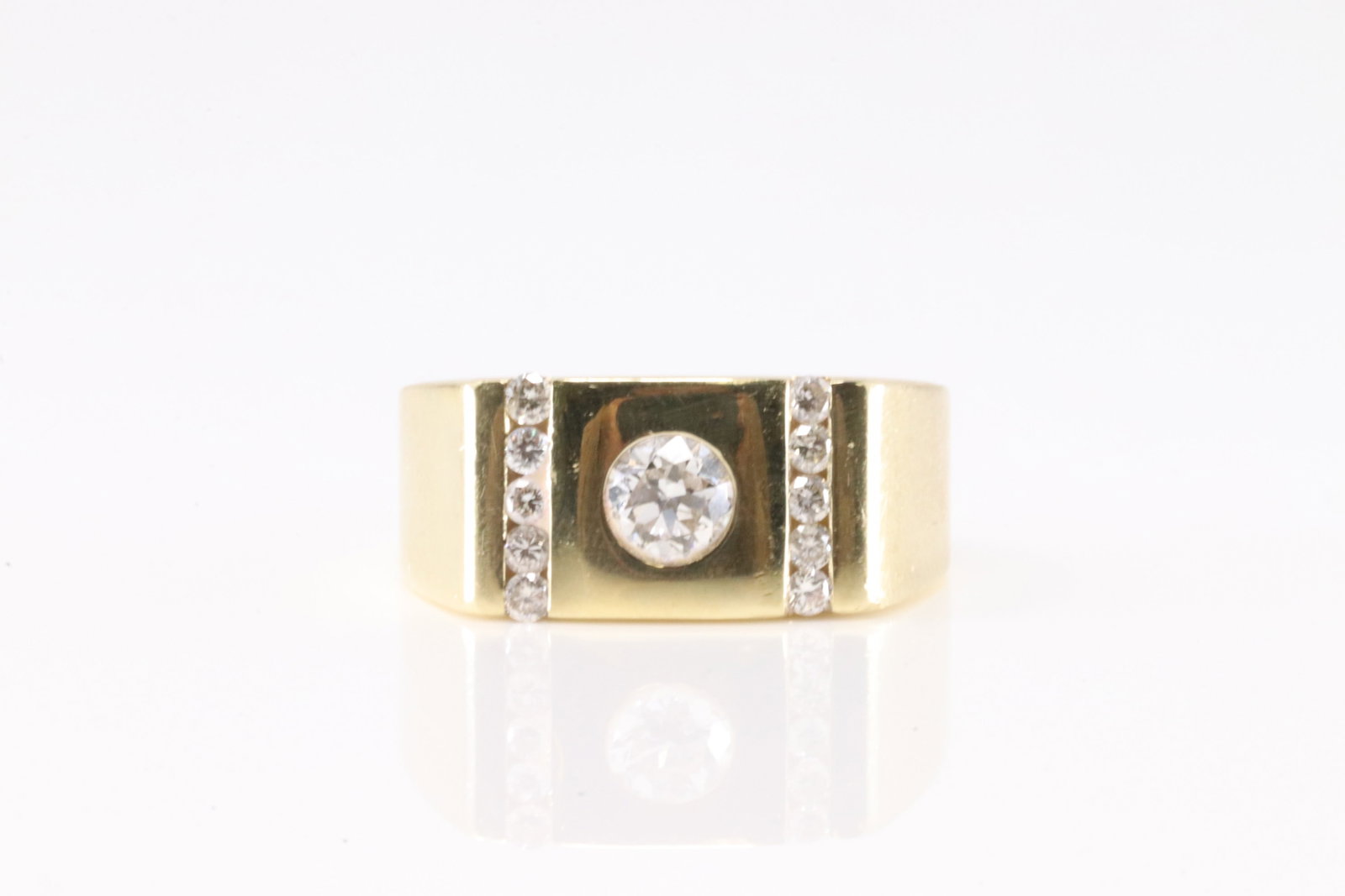 Diamond Ring 14Kt.: Ladies 14Kt Yellow Gold Diamond Ring. This Goregeous Ring has 11 Round Sparkling Diamonds. Diamond Weight Approx: 0.60 ctw Ring Size: 8.50. Total Weight: 11.68 Grams.
