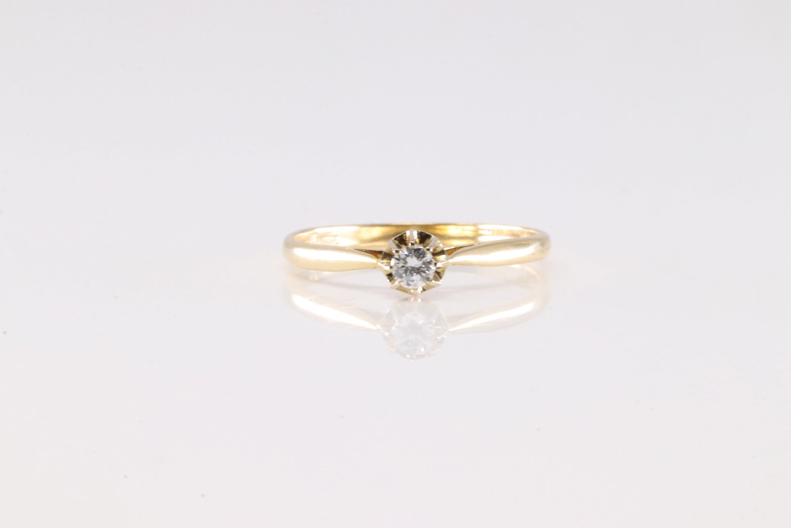 Diamond Ring 18Kt.: Ladies 18Kt Yellow Gold Diamond Ring. This Beautiful Ring has Solitaire Round Brilliant Diamond. Ring Size: 7.25.