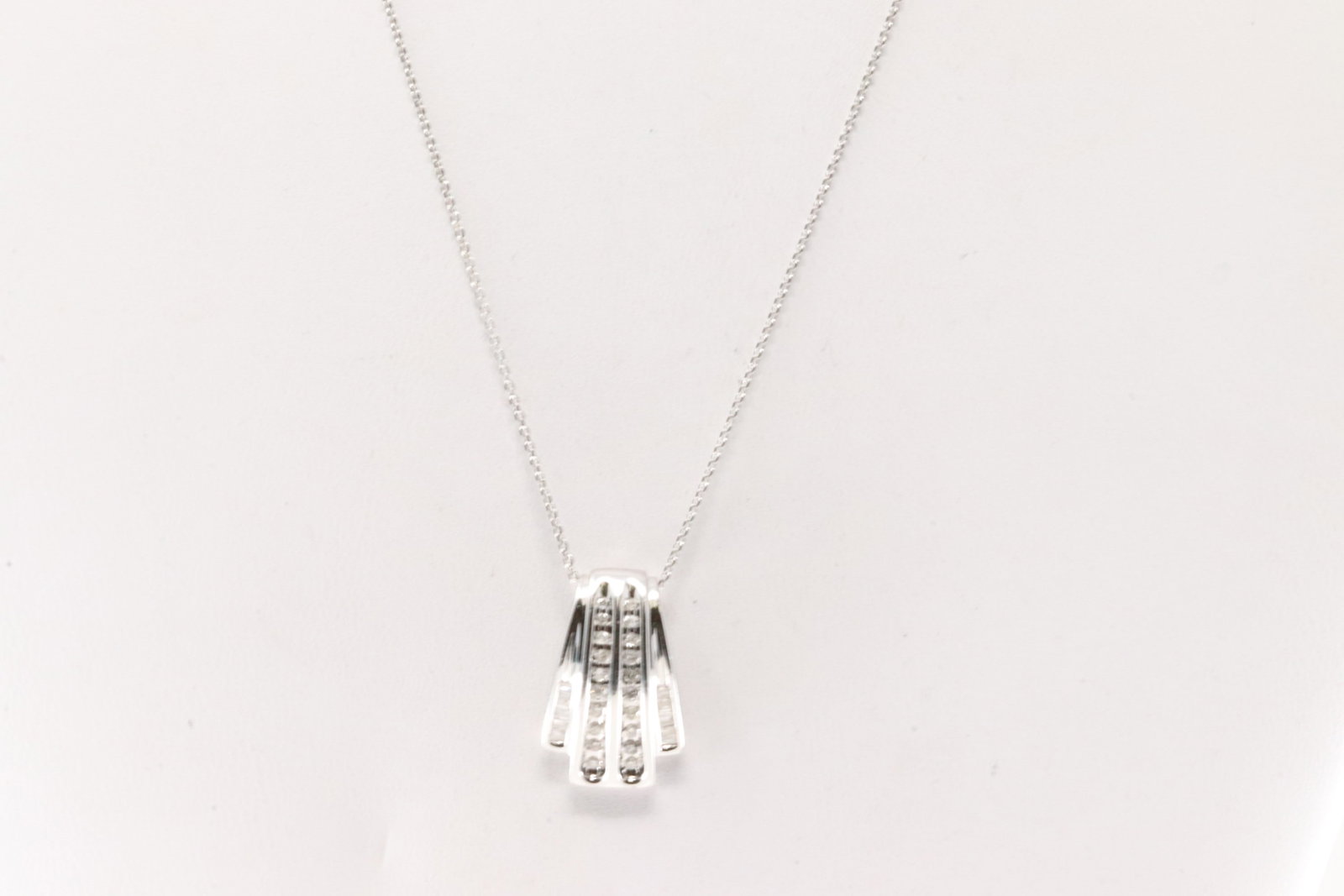 Elegant Diamond Pendant / Necklace 10Kt.: 10Kt White Gold Elegant Diamond Pendant / Necklace. This beautiful pendant has 2 types of diamonds / 10 Baguette and 20 round brilliants diamonds with a 14k necklace. Diamonds weight approx: 0.80 ctw