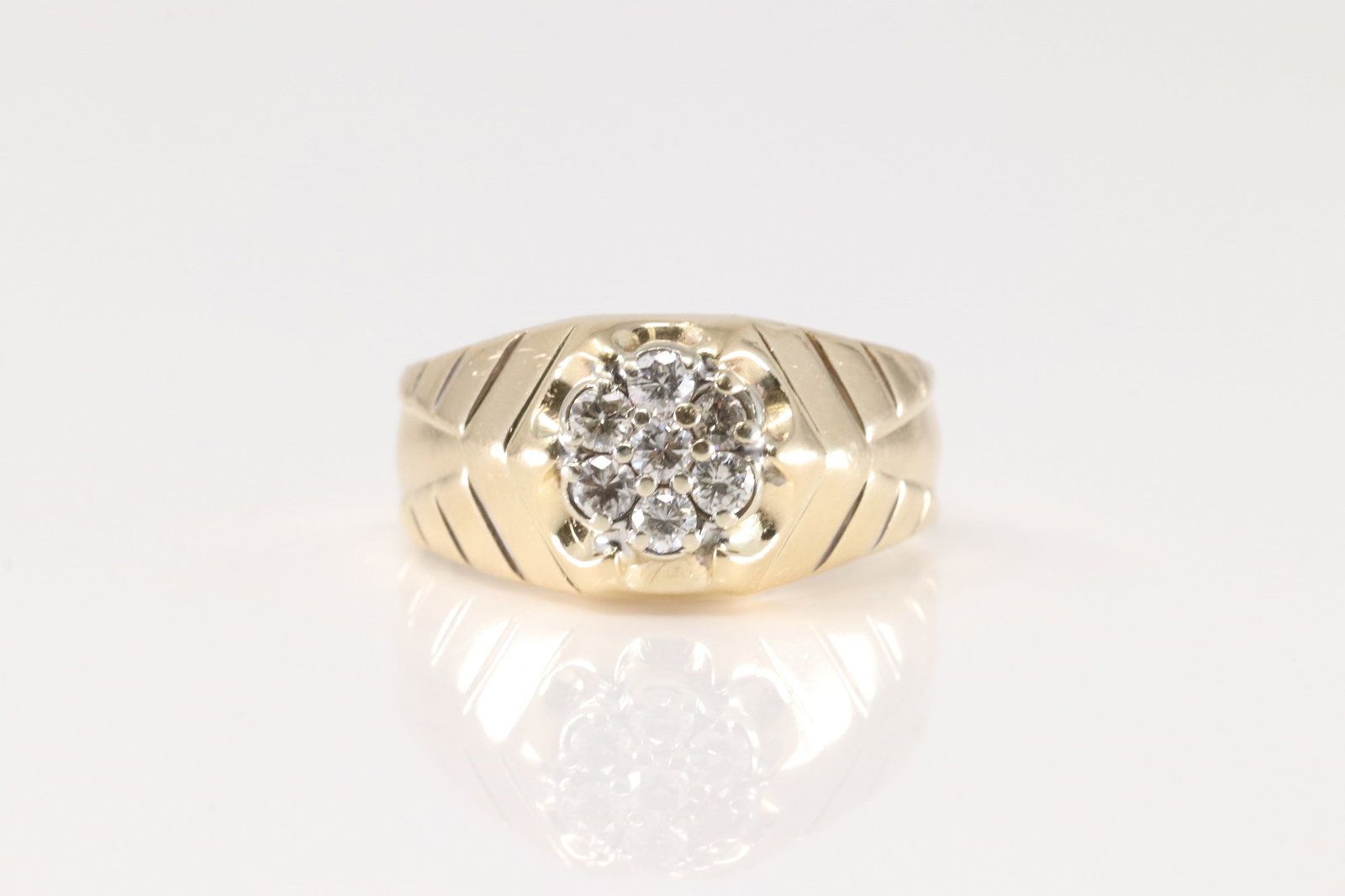 Diamond Ring 14Kt.: 14Kt Yellow Gold Diamond Ring. This Elegant Ring has Flower Design with 7 Sparkling Diamonds. Diamonds weight approx: 0.40 ctw Ring size: 9.25. Total weight: 7.10 Grams.