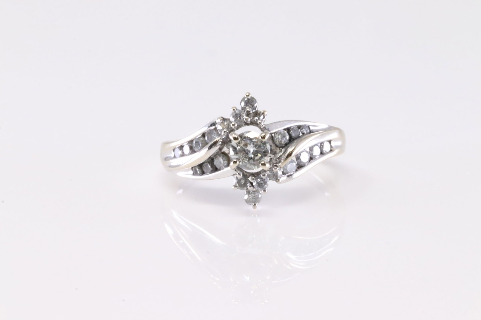 Elegant Diamond Ring 18Kt.: Ladies 18Kt White Gold Diamond Ring. This Elegant Diamond Ring has 23 Brilliants Diamonds. Ring size: 6.50. Total weight: 3.90 Grams. Diamonds weigh approx 1.00ctw