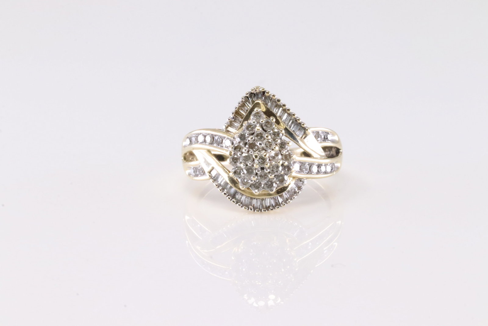 Elegant Diamond Ring 10Kt.: Ladies 10Kt Yellow Gold Diamond Ring. This Elegant Ring has Sparkling Diamonds. Diamonds weight approx: 0.75ctw. Ring size: 6.50. Total weight: 3.04 Grams.