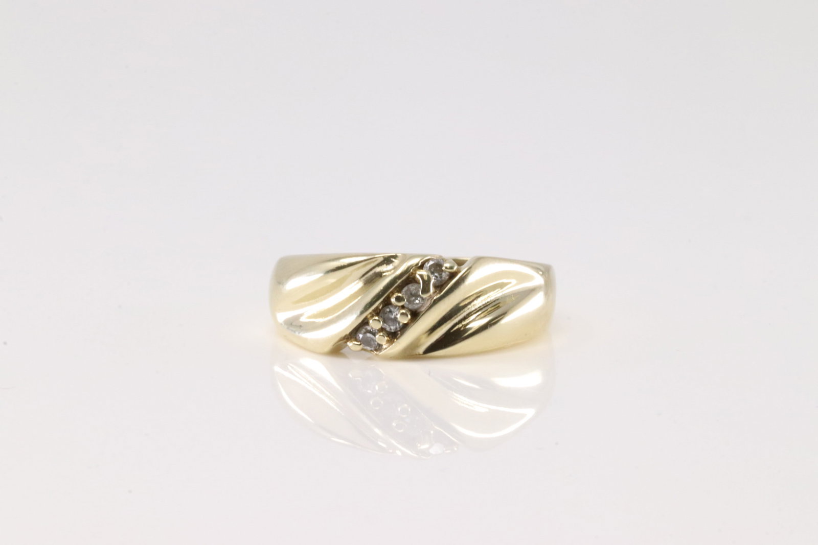 Wedding Diamond Ring 14Kt.: 14Kt Yellow Gold Wedding Diamond Ring. This Elegant Wedding Ring has 4 Sparkling Diamonds. Diamonds weight approx: 0.25ctw Ring size: 9.50. Total weight: 4.20 Grams.