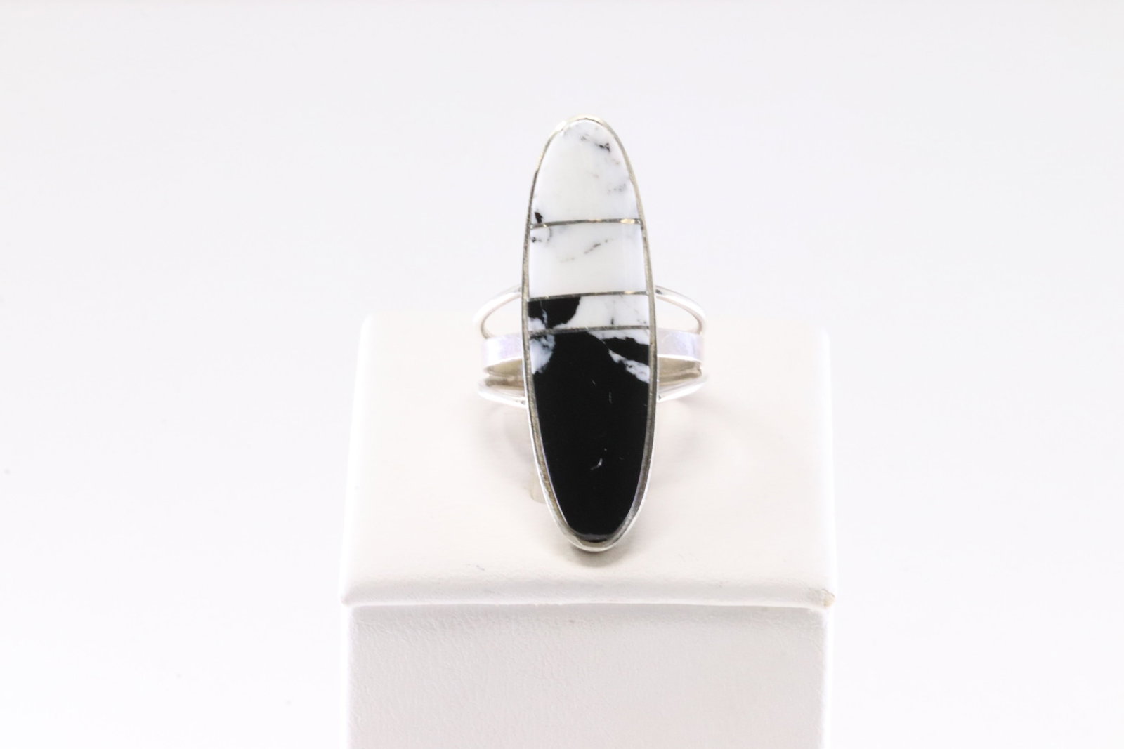 Native America Navajo Sterling Silver White Buffalo Inlay Ring By H.Smith.: This is a Native America Navajo Sterling Silver White Buffalo Inlay Ring By H.Smith. Ring size: 6.00.