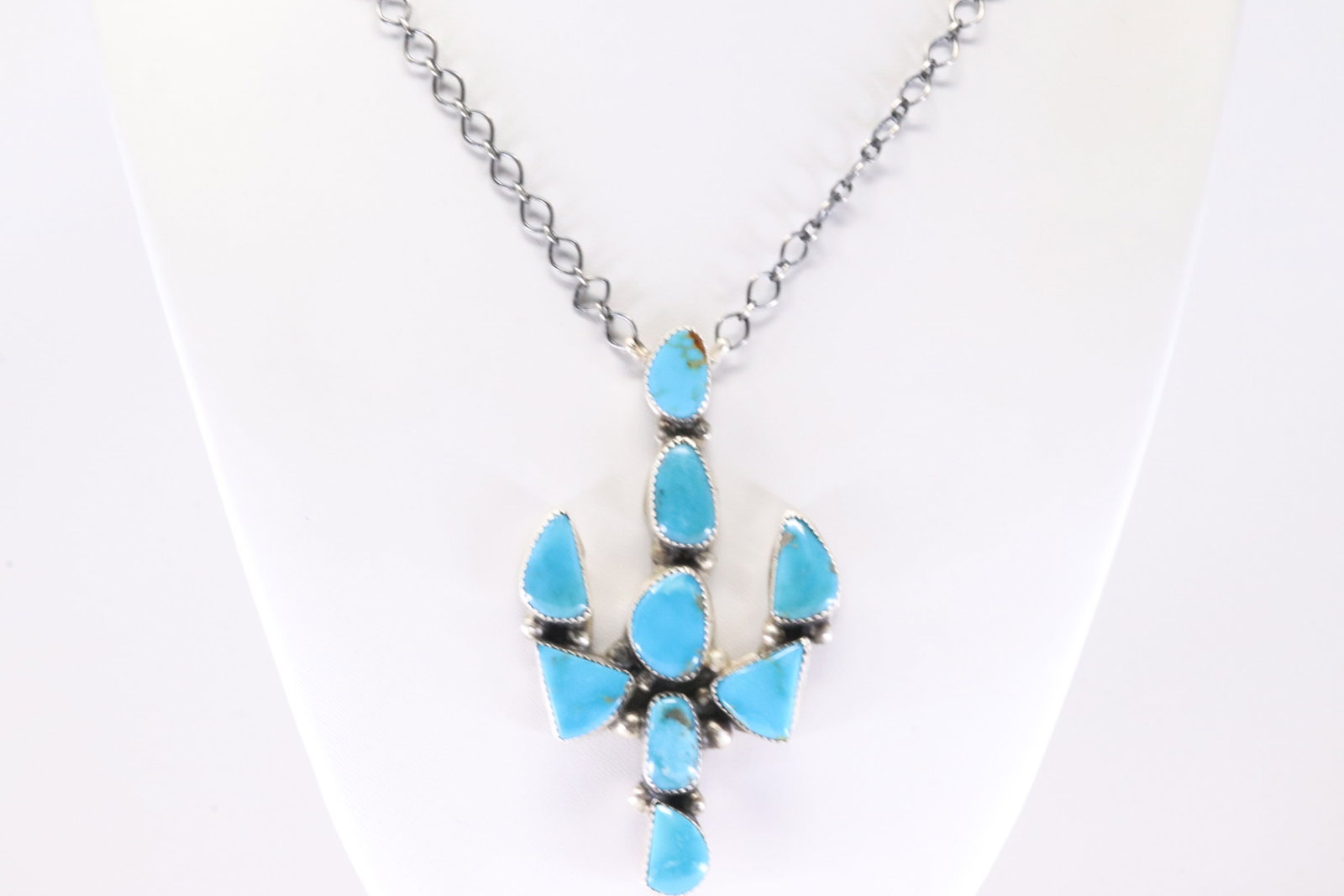 Native America Navajo Sterling Silver Kingman Turquoise Necklace By Donovan Nez.: This is a Native America Navajo Sterling Silver Kingman Turquoise Necklace By Donovan Nez. Necklace length: 18.00"