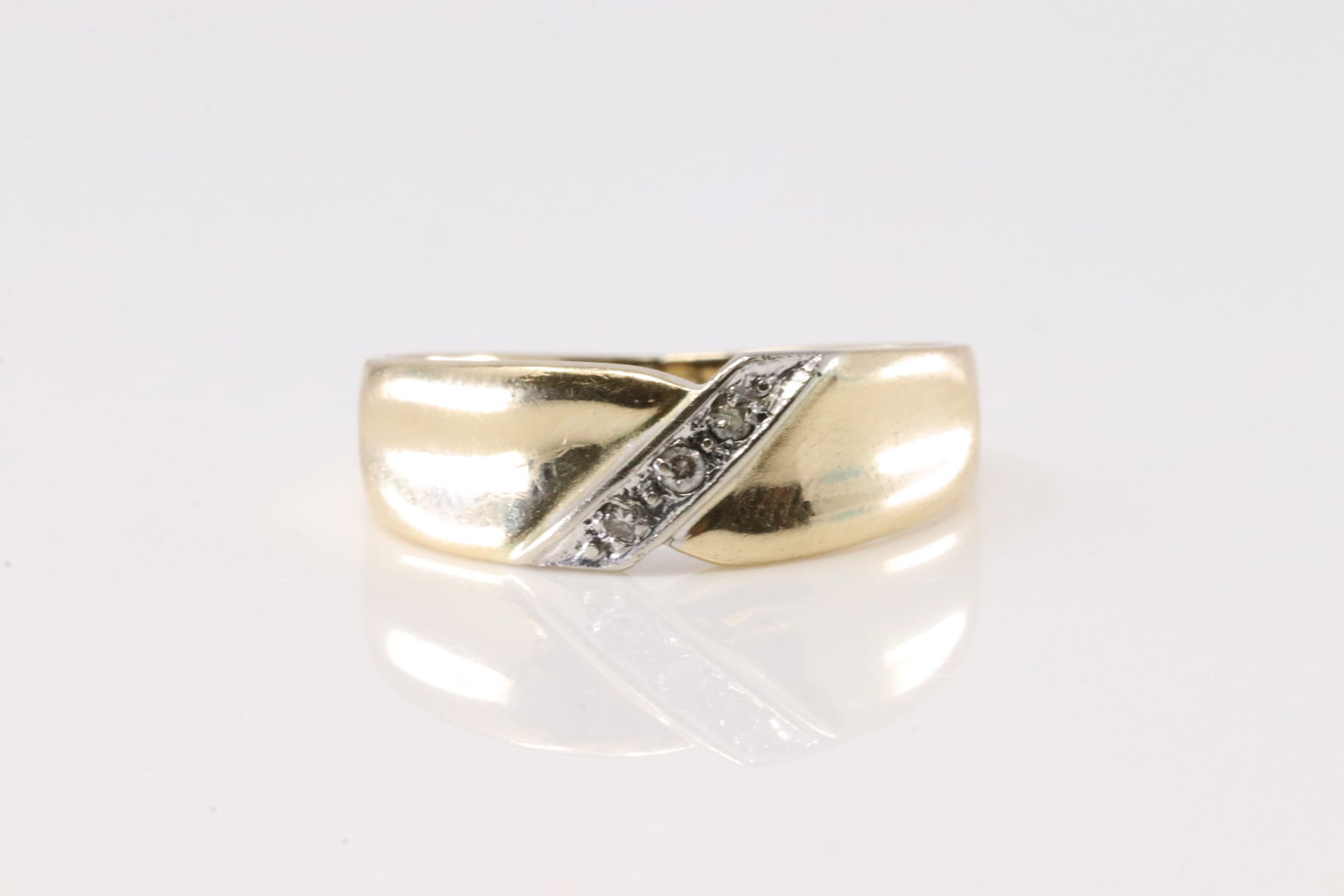 Diamond Ring 14Kt.: Ladies 14Kt Yellow Gold Diamond Ring. This Gorgeous Ring has 3 Round Sparkling Diamonds. Ring Size: 7.50. Total Weight: 3.65 Grams.