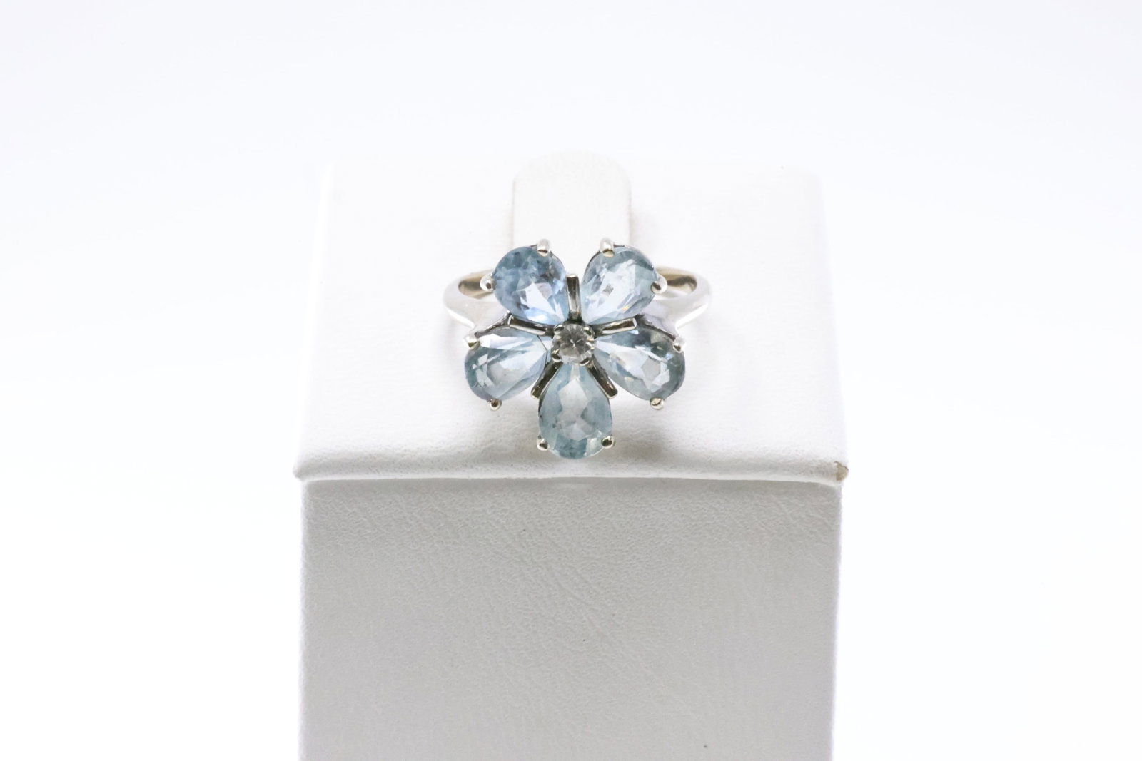 Aquamarine & Diamond Ring 14Kt.: Ladies 14Kt White Gold Aquamarine & Diamond Ring. This Ring has Flower Design With Aquamarine Gemstones & Solitaire Diamond In The Middle. Diamond Approx Weight: 0.20ctw. Ring Size: 6.50 Grams. Total