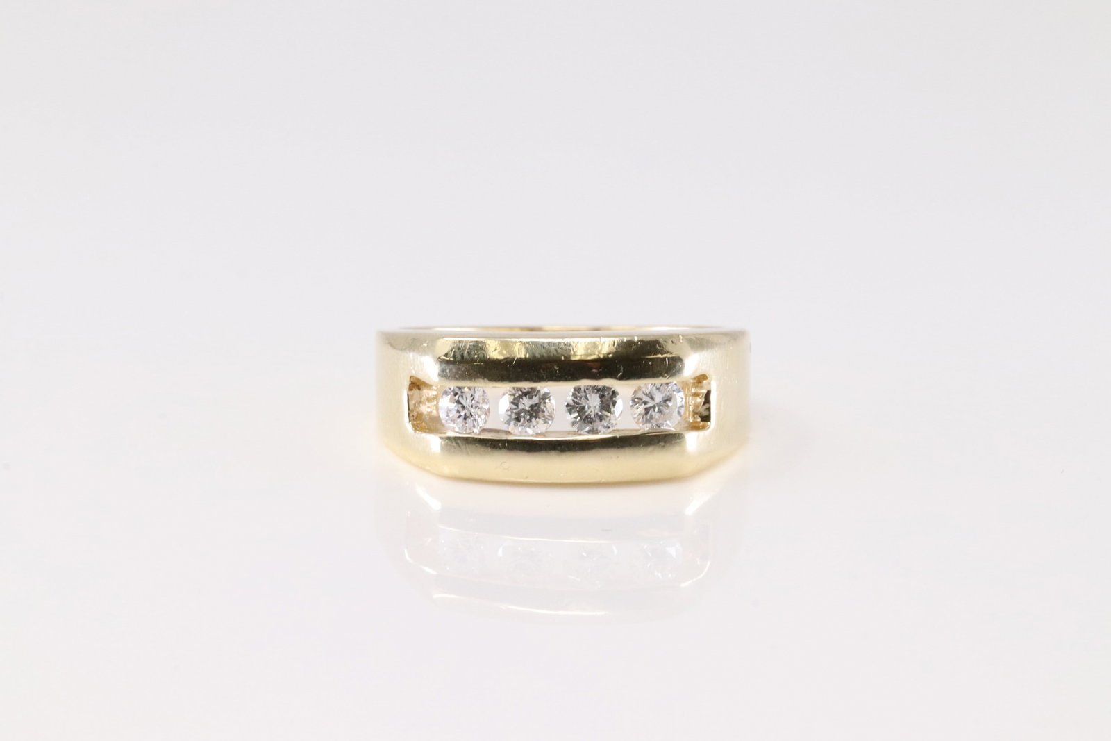 Elegant Diamond Ring 14Kt.: 14Kt Yellow Gold Diamond Ring. This Elegant Ring has 4 Brilliants Diamonds. Diamonds weight Approx: 0.25 ctw Ring size: 9.00. Total weight: 9.10 Grams.