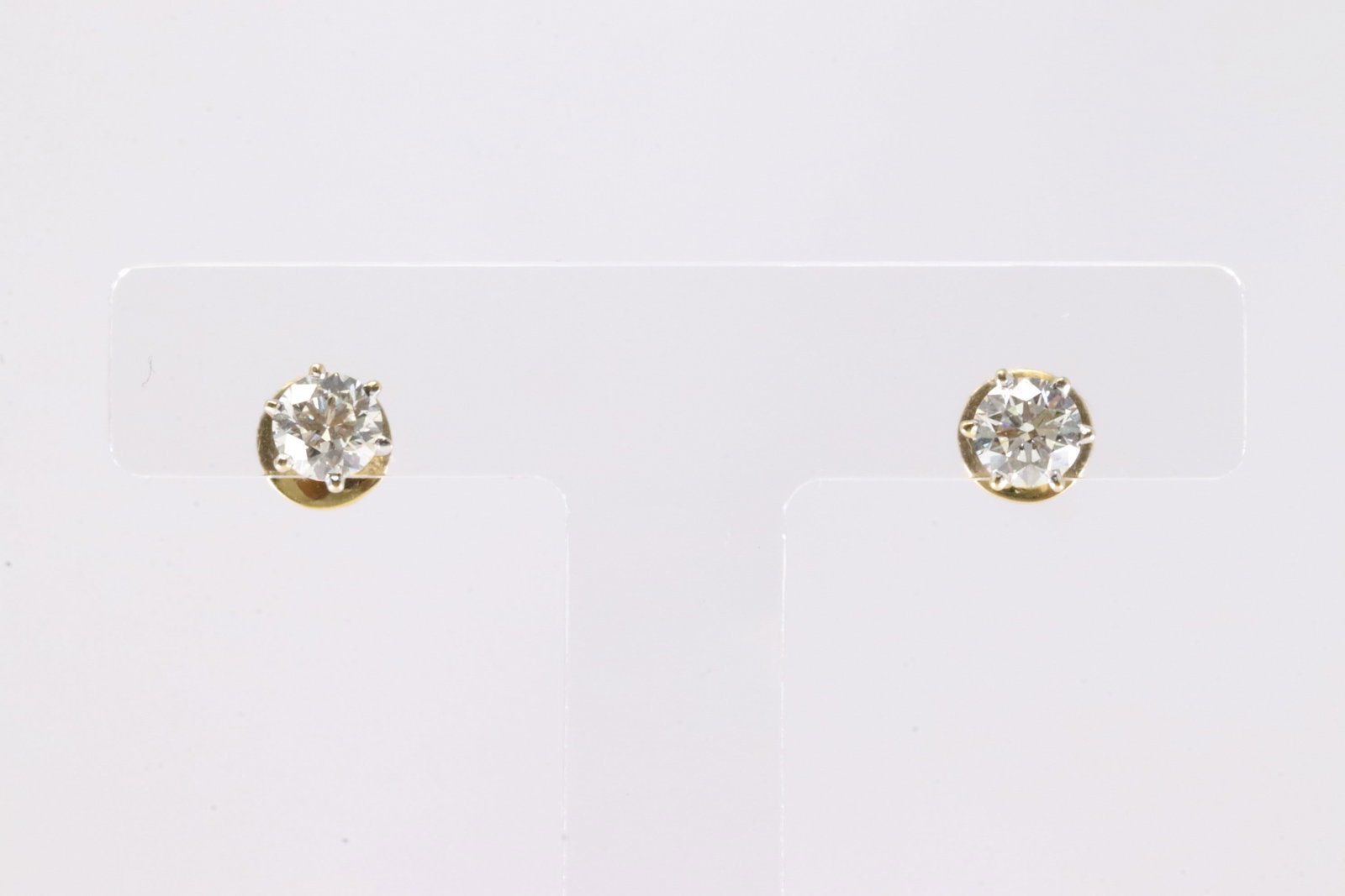 Elegant Stud Earring 18Kt.: Ladies 18Kt Yellow Gold Diamond Stud Earring. This Elegant Stud Earring's has Brilliants Diamond On the center. Diamonds weight approx: 1.50 ctwTotal weight: 2. 65 Grams.