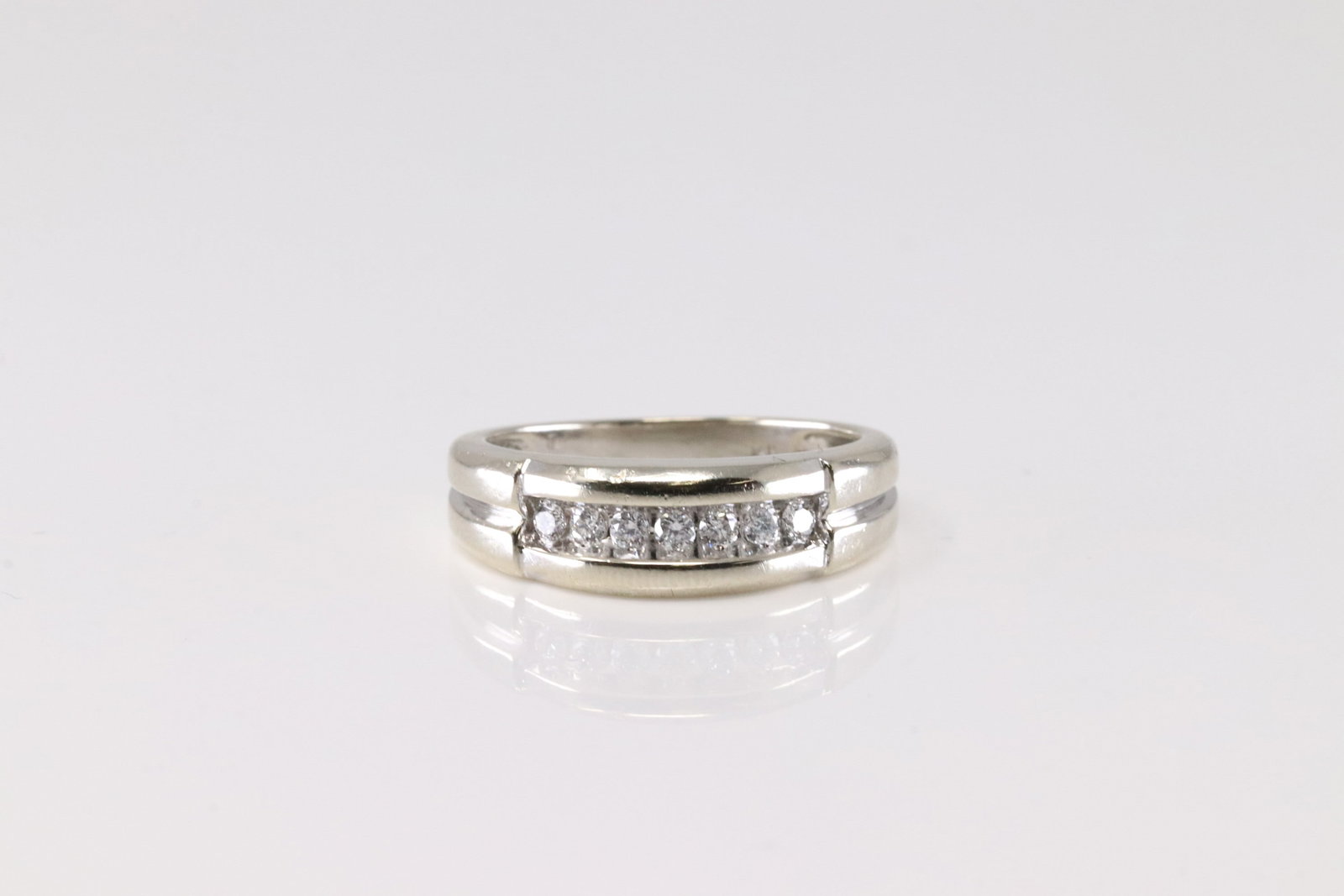 Wedding Diamond Ring 14Kt.: 14Kt White Gold Diamond Ring. This Elegant Wedding Ring has 1 row with 7 Sparkling Diamonds. Diamonds weight Approx: 0.15 ctw ring size: 9.25. Total weight: 5.40 Grams.