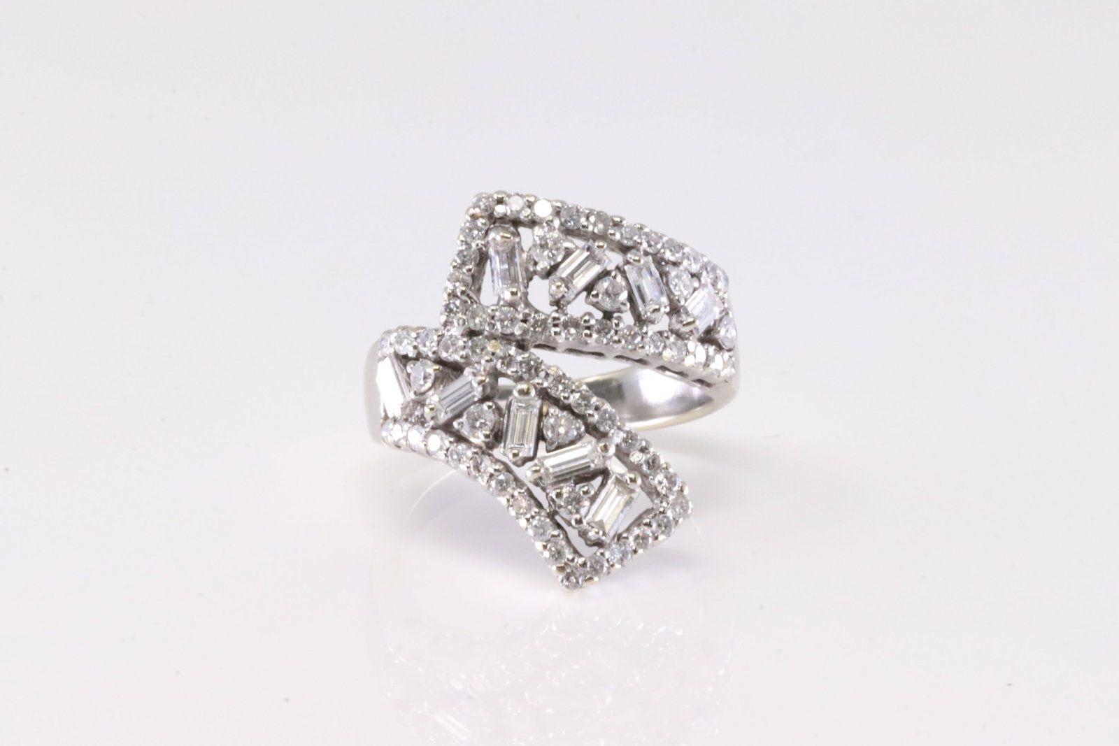Elegant Diamond Ring 18Kt. (1 of 4)