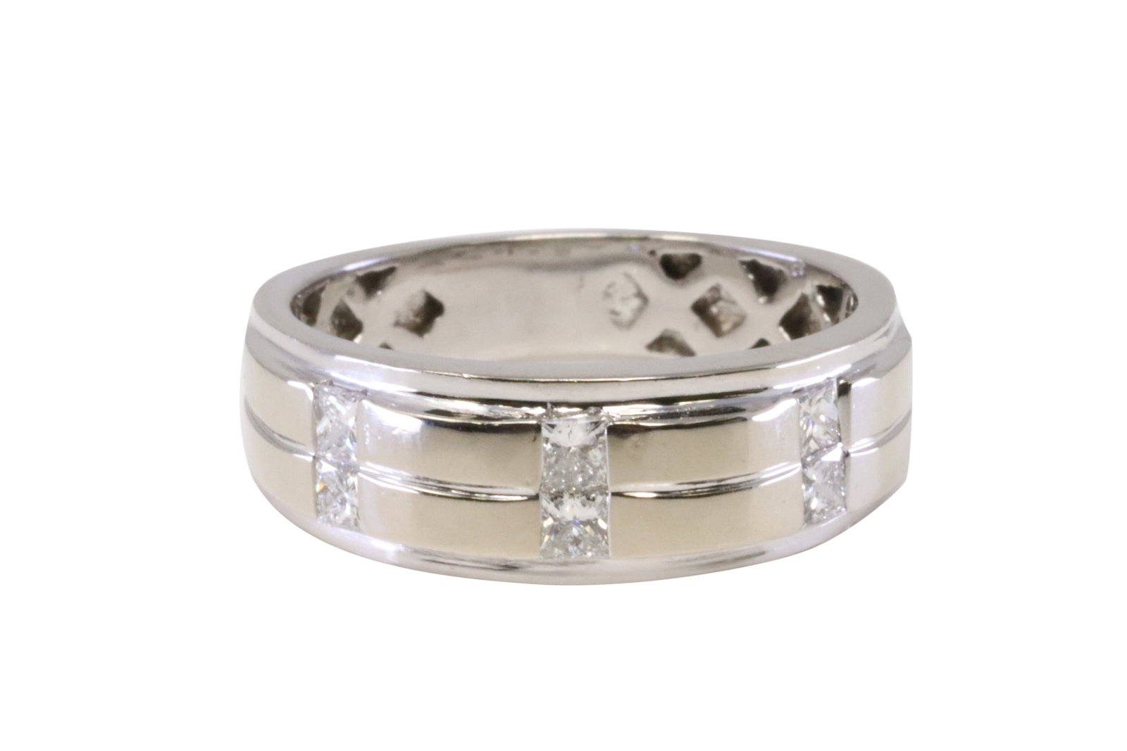 14Kt White Gold Diamond Ring.: 14Kt White Gold Diamond Ring. Ring has 6 Round Diamonds. Ring size: 9.25. Total weight: 9.16 Grams.