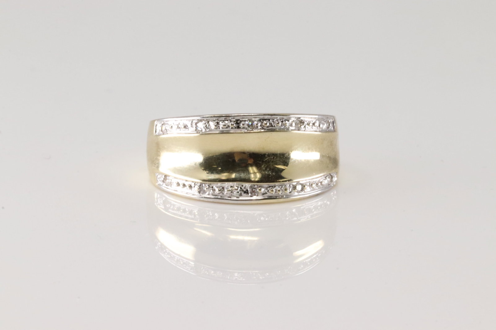Diamond Ring.: Yellow Gold Diamond Ring. This ring has 10 smaller round diamonds. Ring size: 7.75. Total weight: 4.90 Grams.