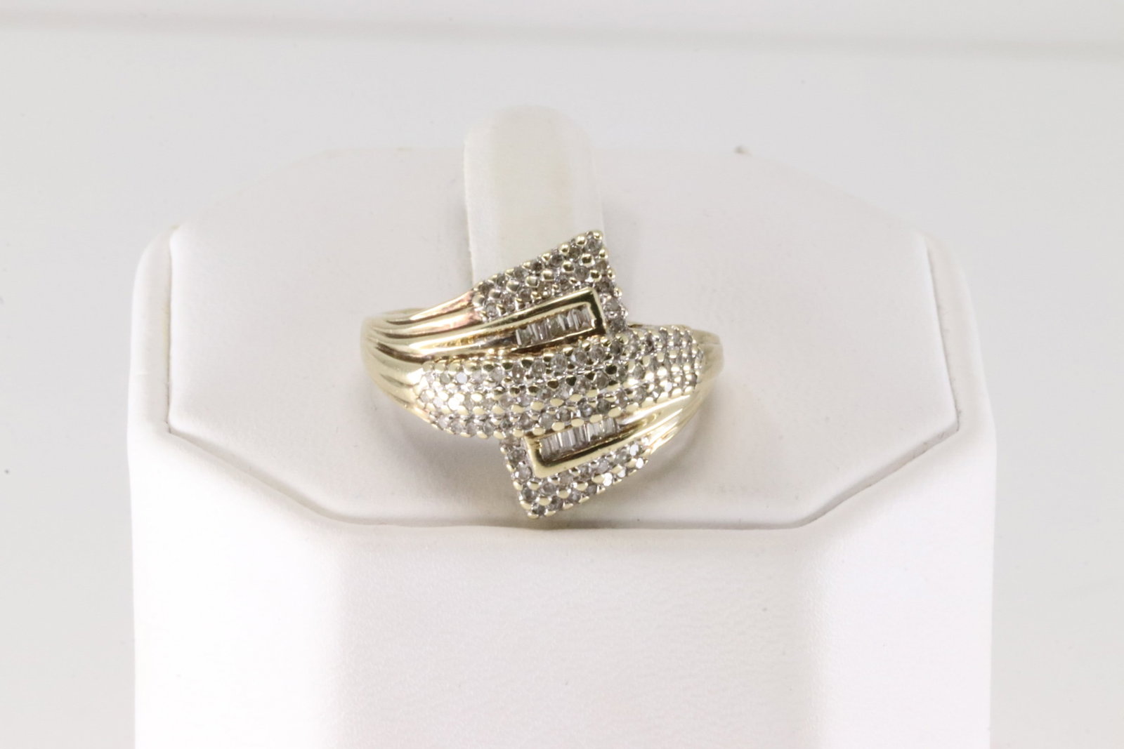 Elegant Diamond Ring 10Kt.: Ladies 10Kt Yellow Gold Diamond Ring. This elegant ring has 80 round and 10 baguette sprkling diamonds. Ring size: 9.50. Total weight: 3.20 Grams.
