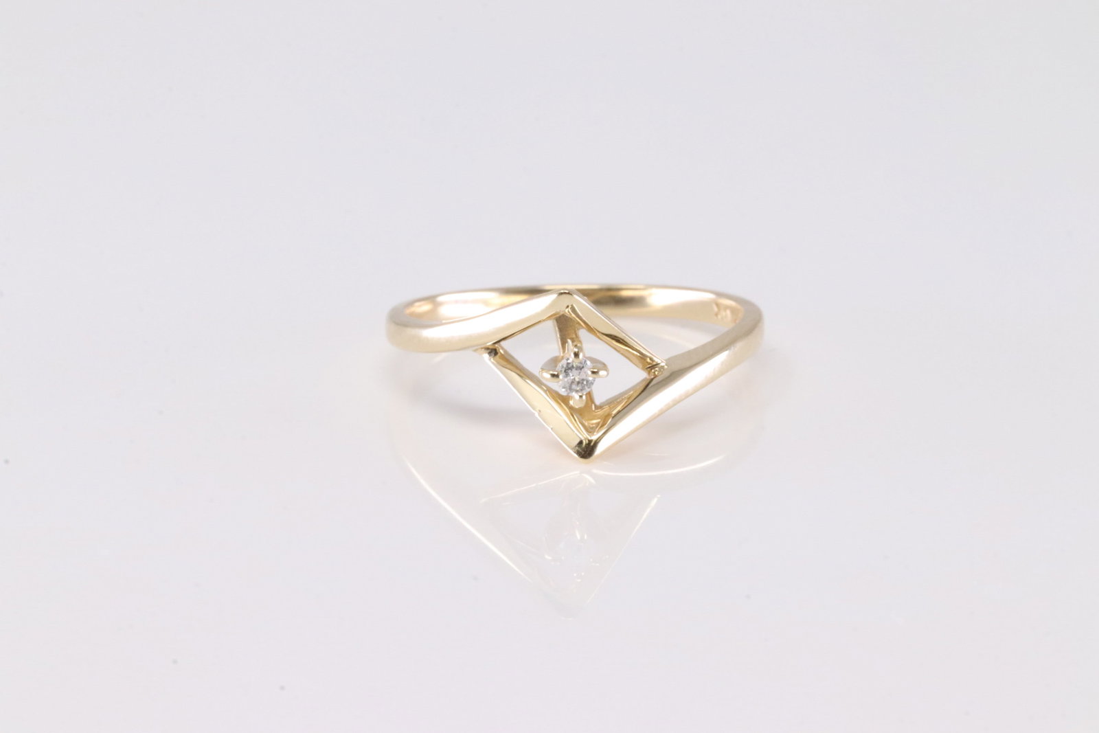 Diamond Ring 10Kt.: Ladies 10Kt Yellow Gold Diamond Ring. This Elegant Ring has Solitaire Diamond. Ring size: 5.75.