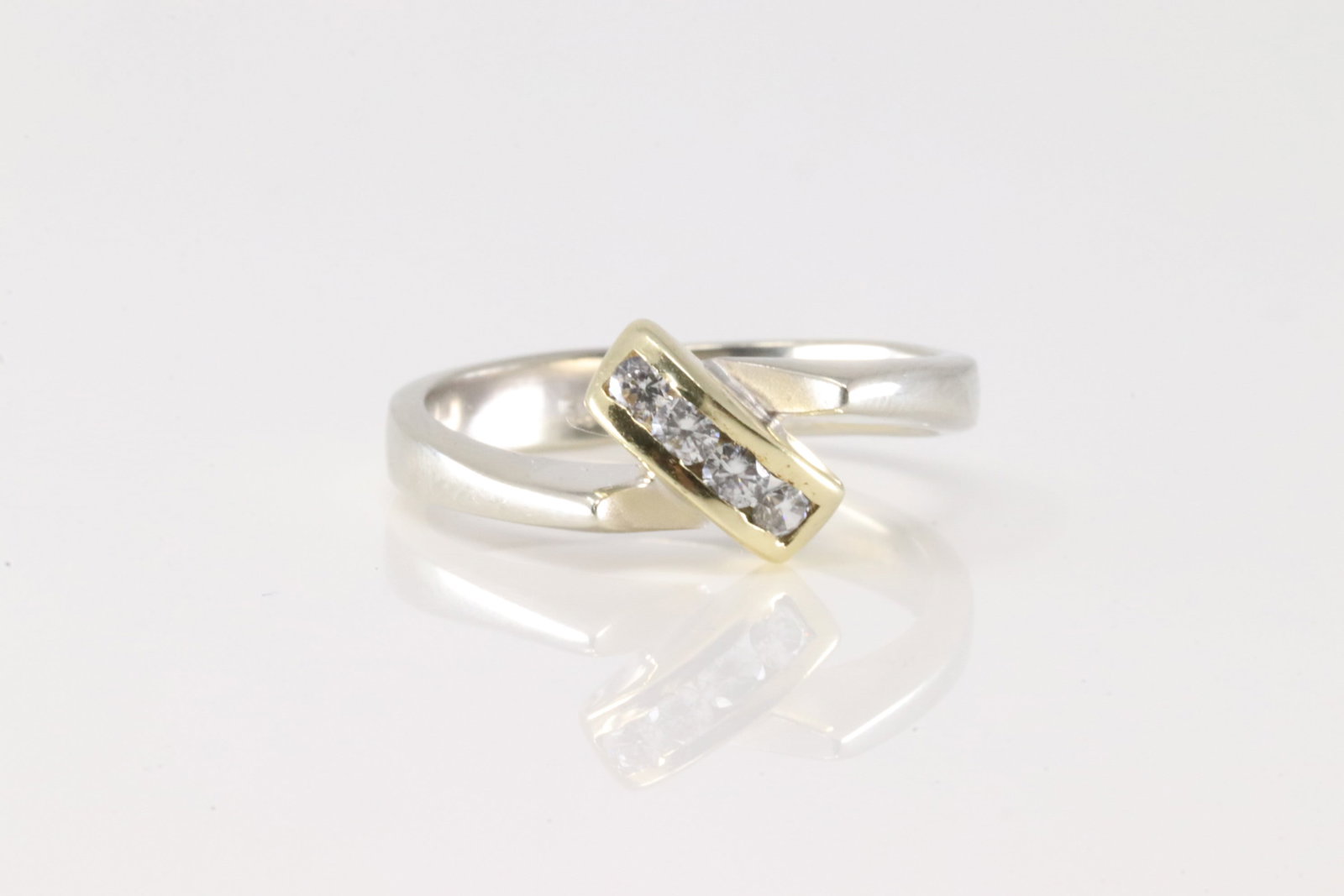 Elegant Diamond Ring 14Kt.: Ladies 14Kt White Gold Diamond Ring. This elegant ring has two tone of gold with 4 brilliants diamonds. Diamonds weight approx: Ring size: 7.25. Total weight: 4.20 Grams.