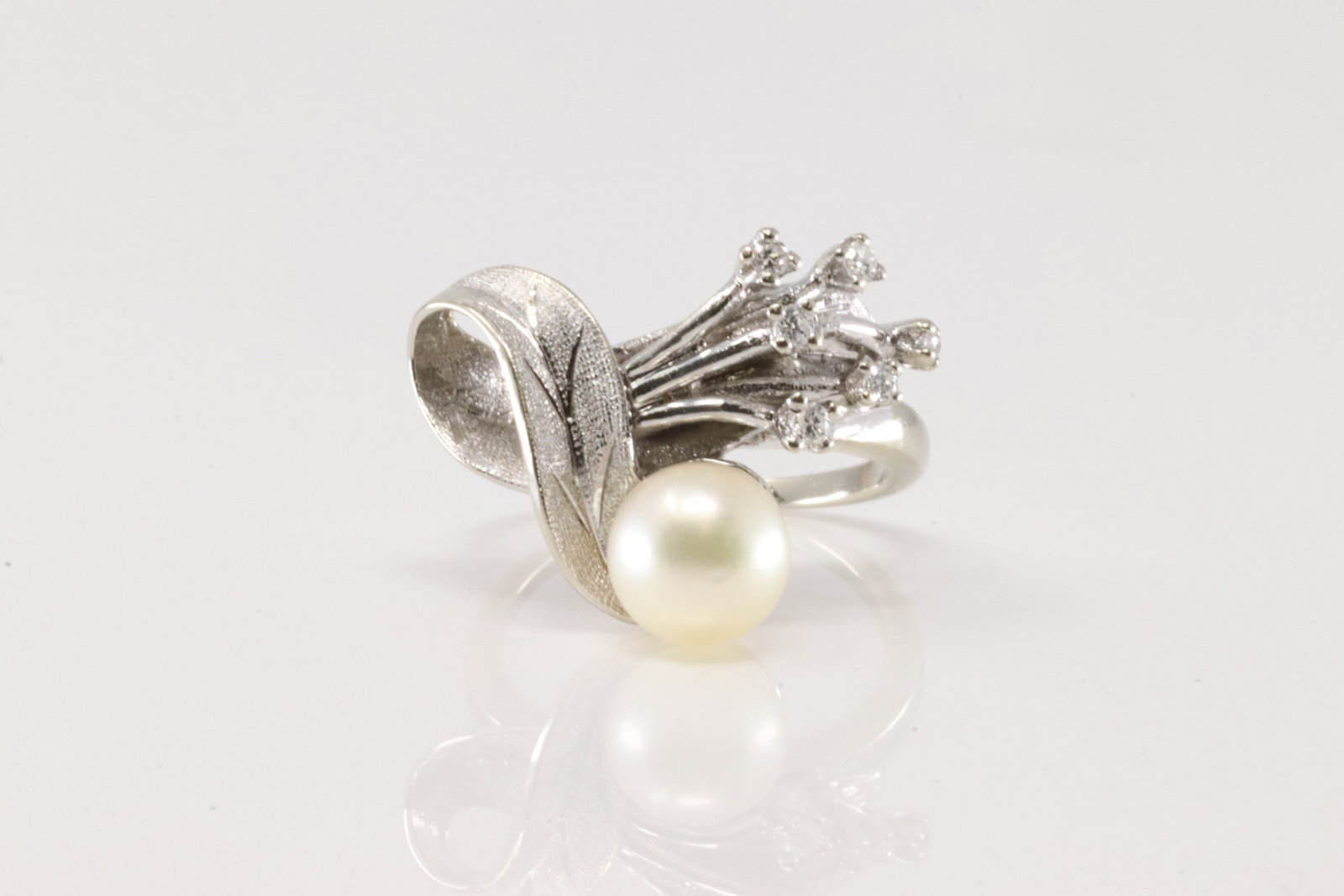 Pearl & Diamond Ring 14Kt.: Ladies 14Kt White Gold Pearl & Diamond Ring. This elegant ring has white pearl with 6 round diamonds. Diamonds weight approx: 0.45ctw. Ring size: 5.25. Total weight: 6.20 Grams.