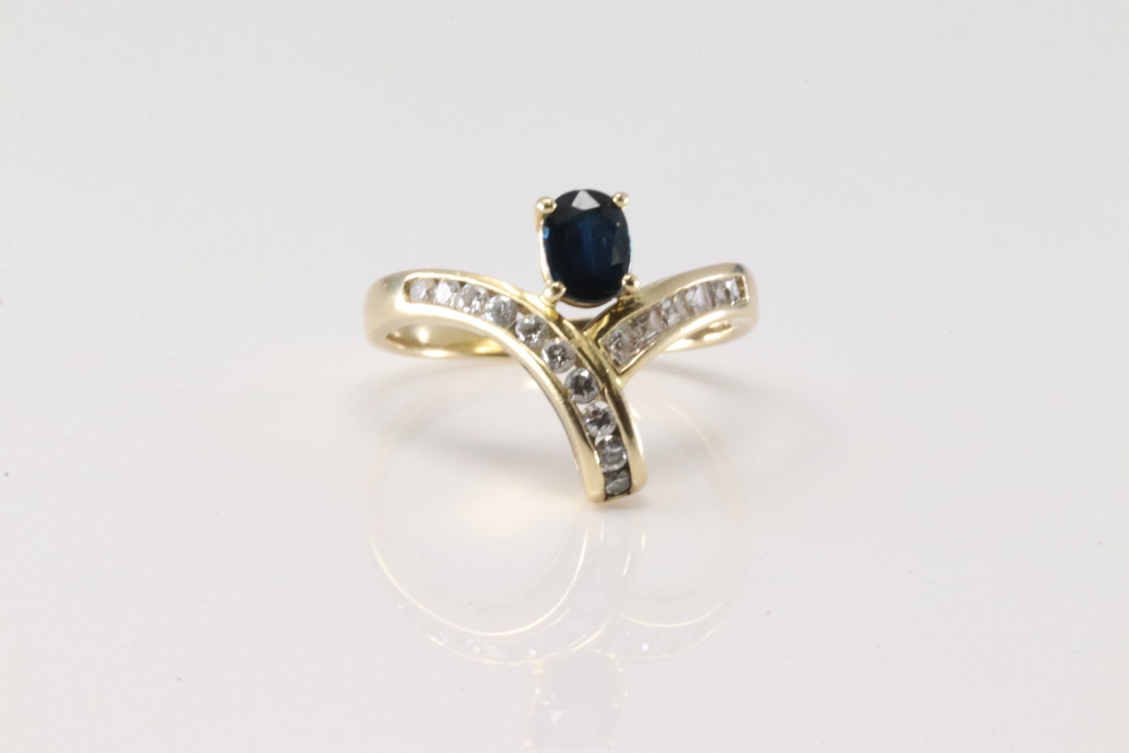 Sapphire & Diamond Ring 18Kt.: Ladies 18Kt Yellow Gold Sapphire & Diamond Ring. This elegant ring has oval sapphire with 16 brilliants diamonds. Diamonds weight approx: 0.50 ctw Ring size: 7.00. Total weight: 3.70 Grams.