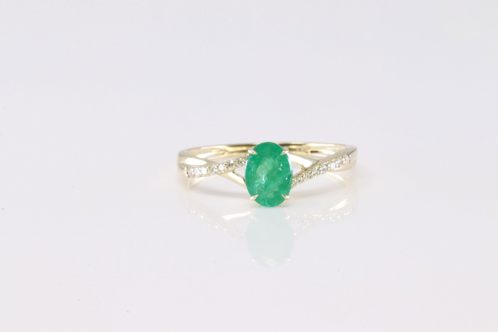 Emerald & Diamond Ring 10Kt: Ladies 10Kt Yellow Gold Emerald & Diamond Ring. This Ring has Green Emerald with Sparkling Diamonds. Diamonds weight: 0.11ctw. Ring size: 6.50.