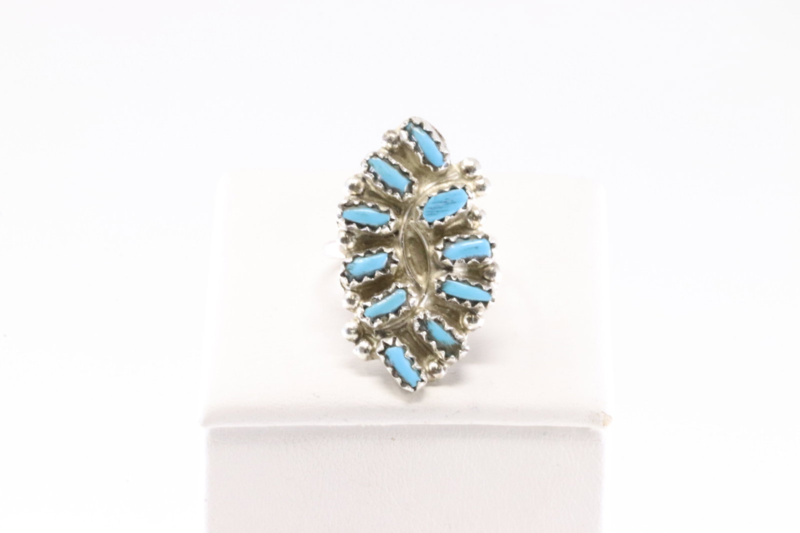 Native America Sterling Silver Turquoise Ring. (1 of 4)