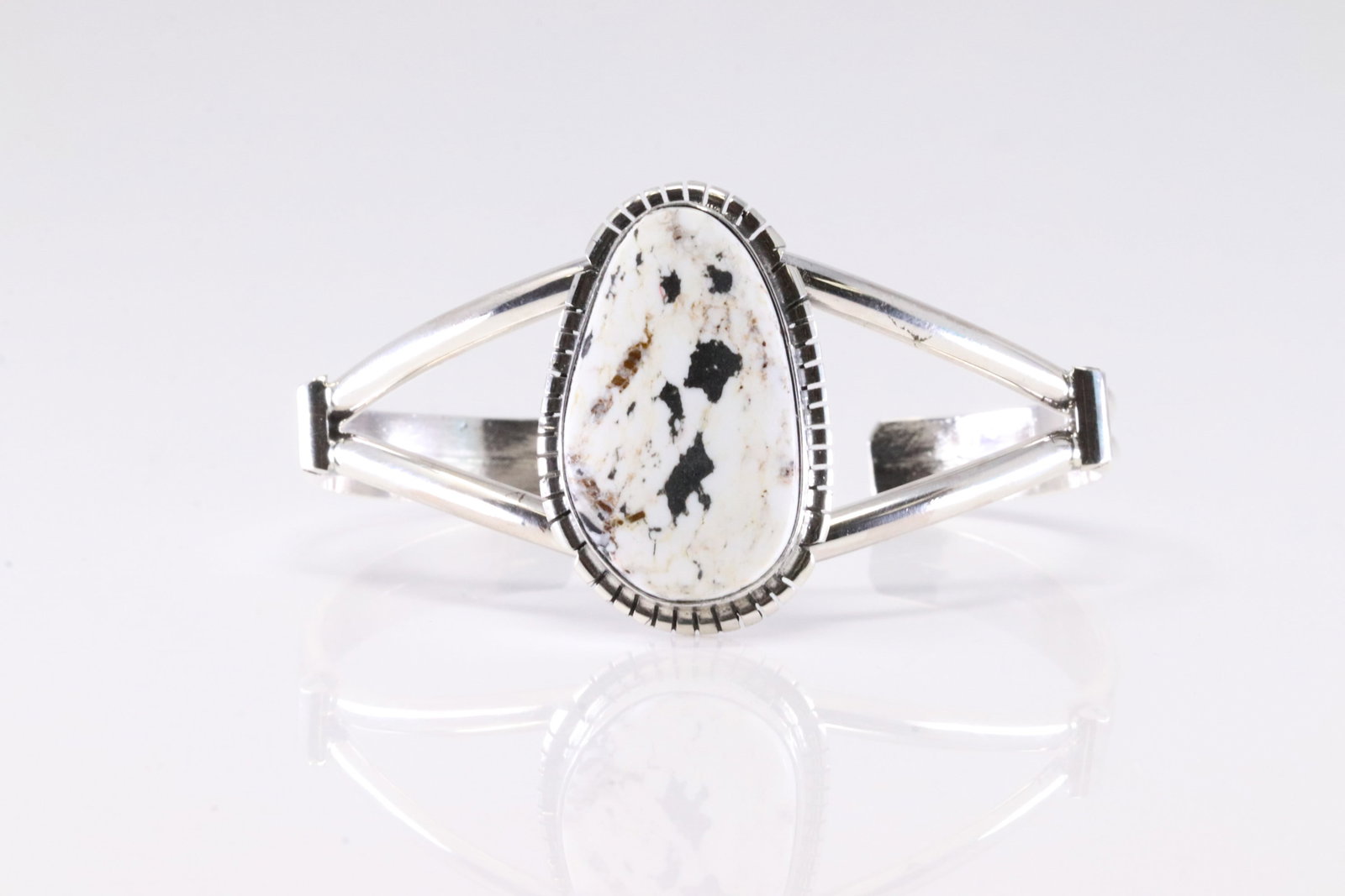 Native America Navajo Sterling Silver White Buffalo Bracelet Cuff By S.E.: This is a Native America Navajo Sterling Silver White Buffalo Bracelet Cuff By S.E.