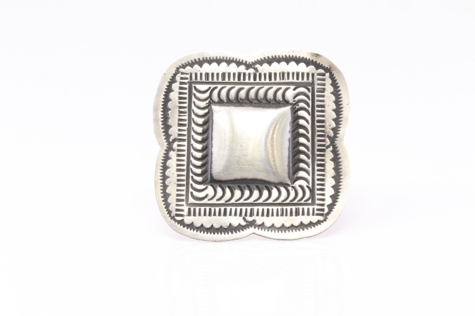 Native America Navajo Sterling Silver Solid Stamp Ring By L.Tahe.: This is a Native America Navajo Sterling Silver Solid Stamp Ring By L.Tahe. Ring size: 6.00.