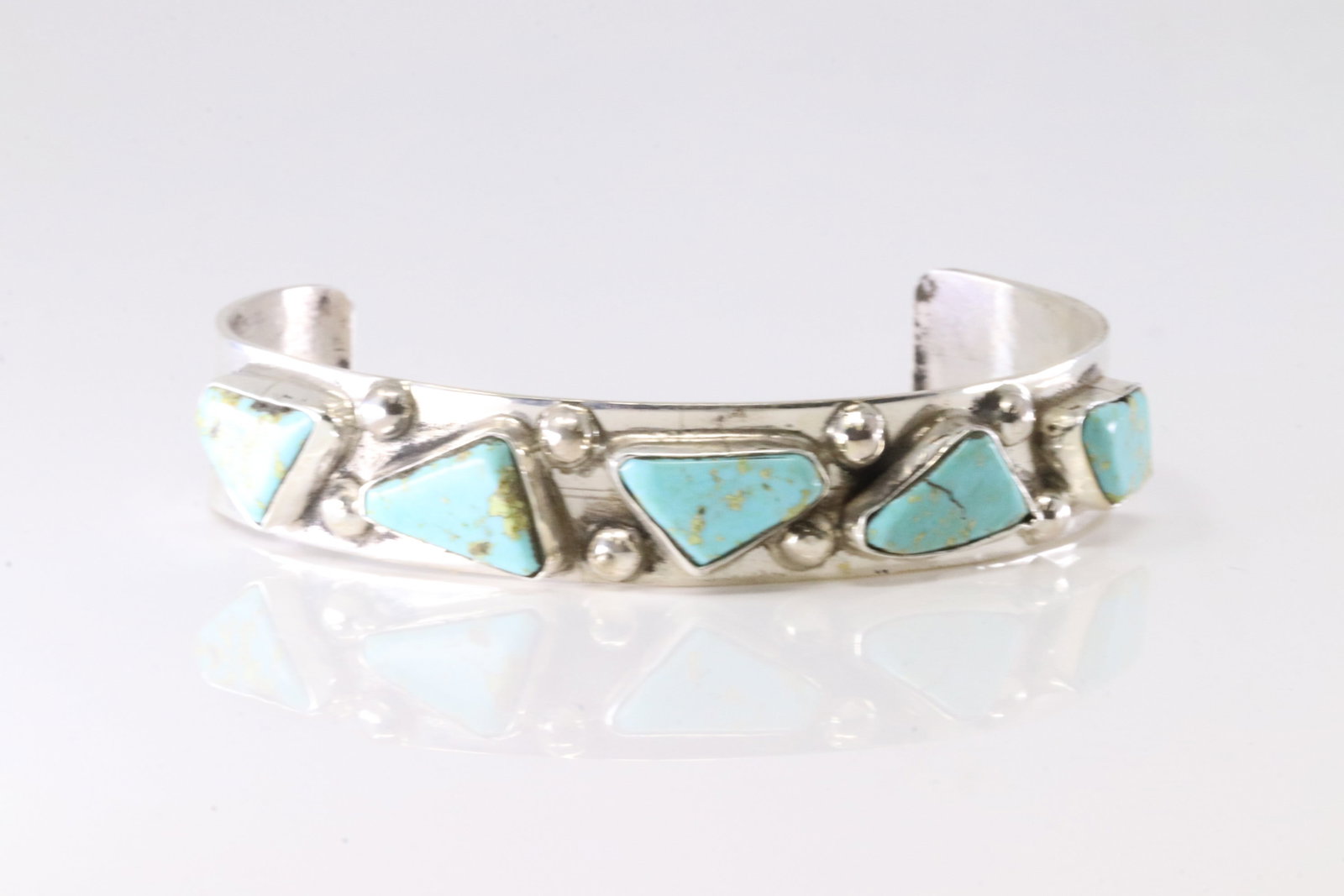 Native American Zuni Sterling Silver Kingman Turquoise Bracelet cuff By Jude Candelaria.: This is a Native American Zuni Sterling Silver Kingman Turquoise Bracelet cuff By Jude Candelaria.