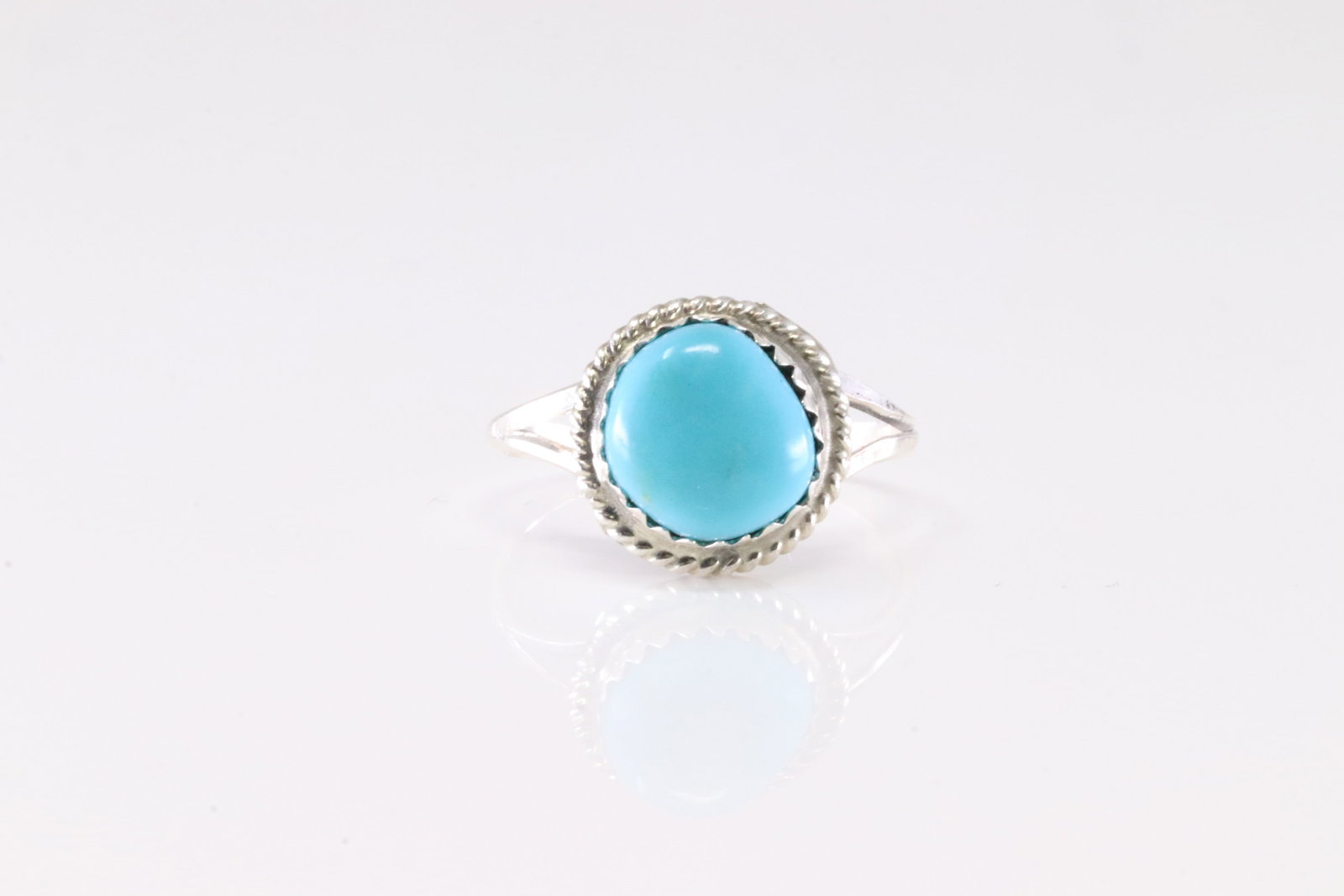 America Sterling Silver Turquoise Ring.: This is a America Sterling Silver Turquoise Ring. Ring size: 6.50.