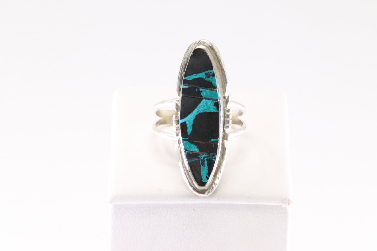Native America Navajo Sterling Silver Turquoise & Black Stone Ring By B.E.: This is a Native America Navajo Sterling Silver Turquoise & Black Stone Ring By B.E. Ring size: 8.75.