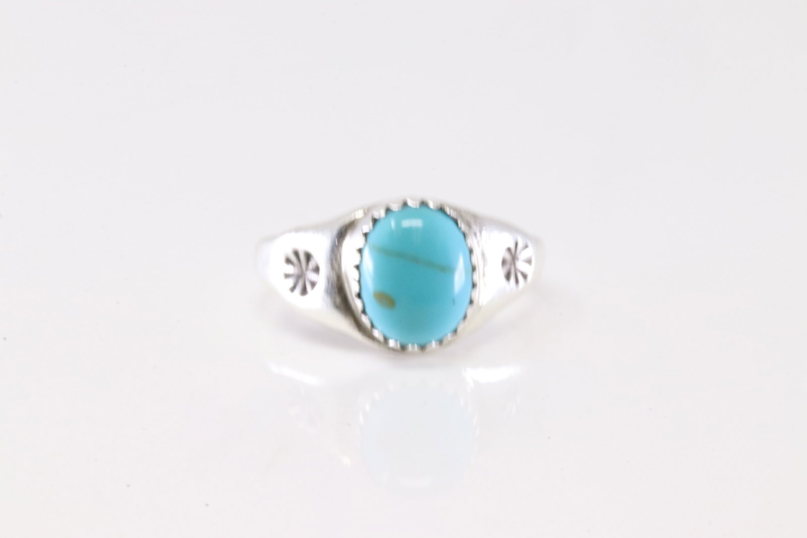 America Sterling Silver Turquoise Ring.: This is a America Sterling Silver Turquoise Ring. Ring size: 7.00.